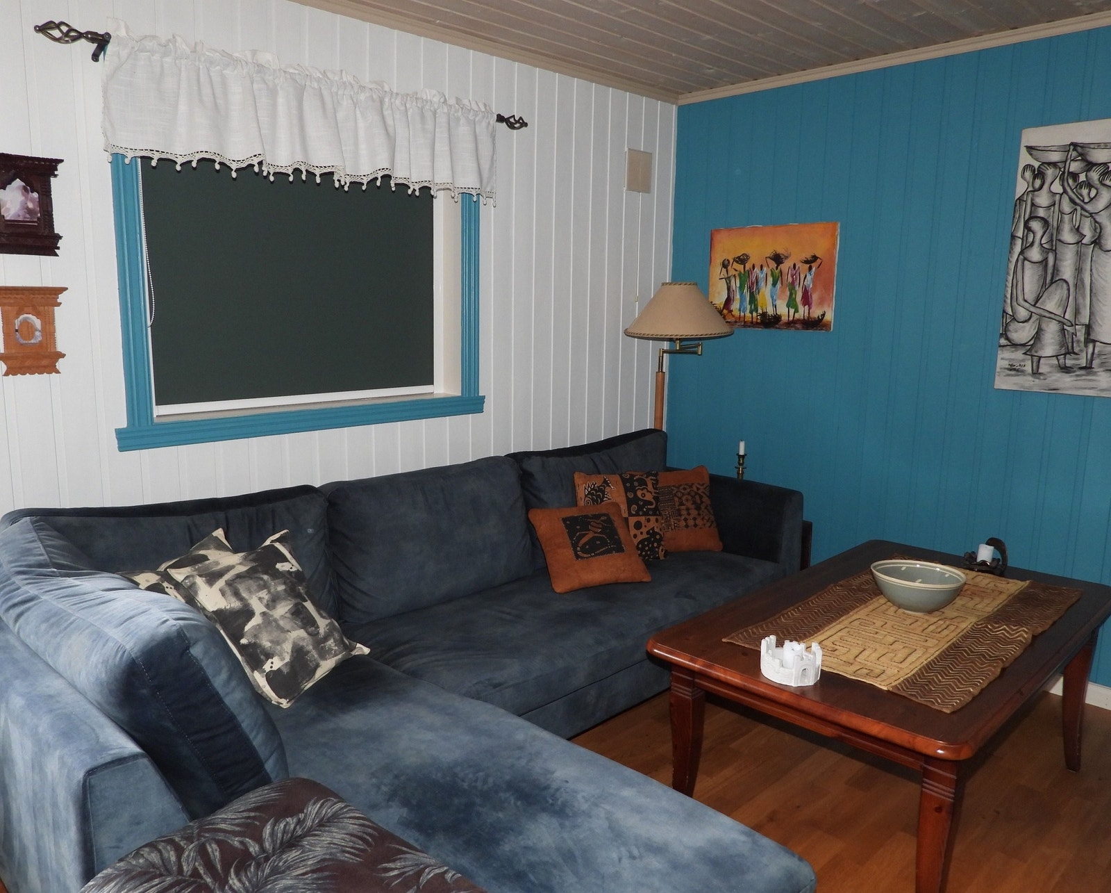 Lystette gardiner i tv-stua Galleribilde