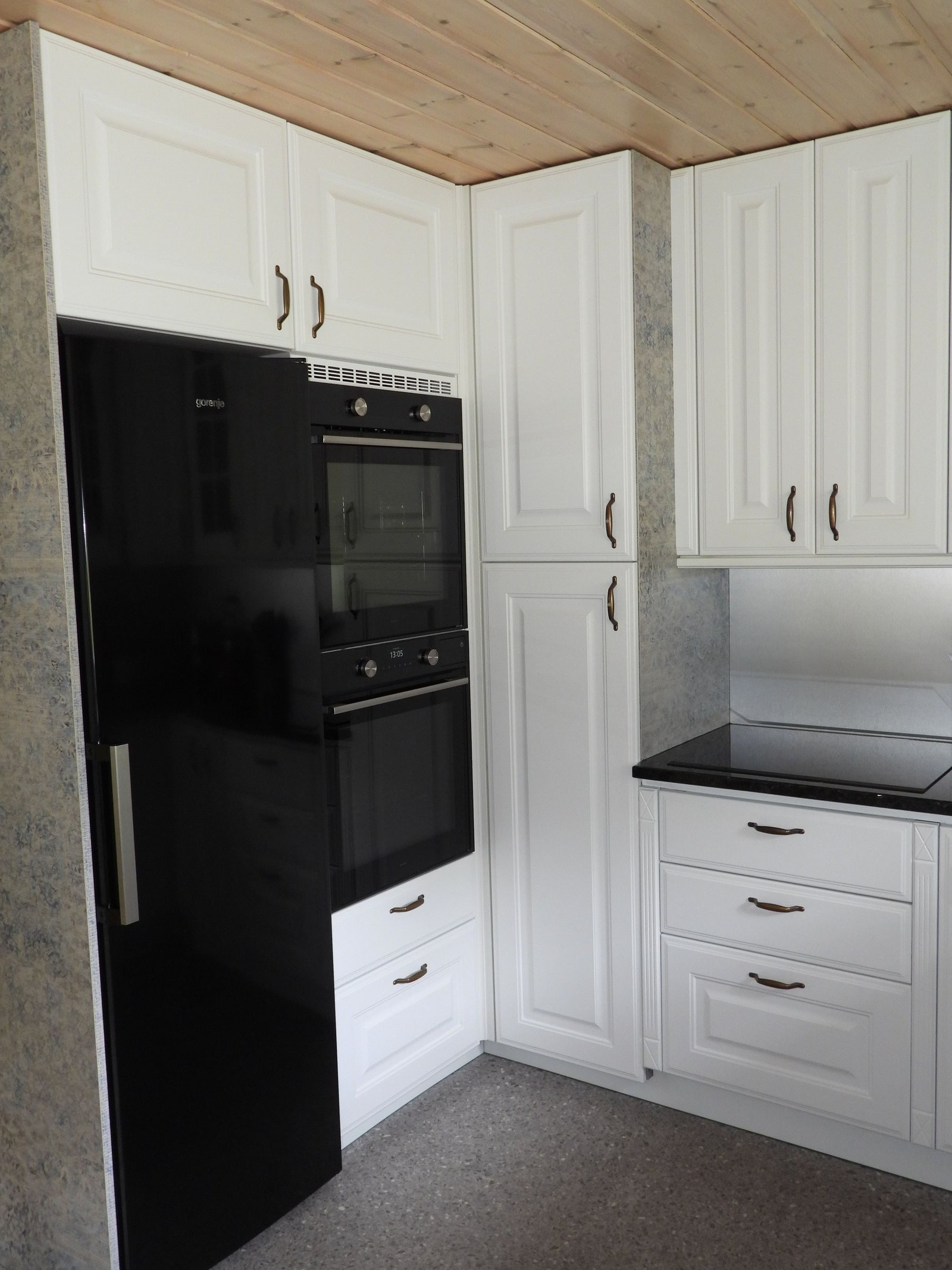 To ovner, en med dampfunksjon, og induksjon koketopp. Galleribilde