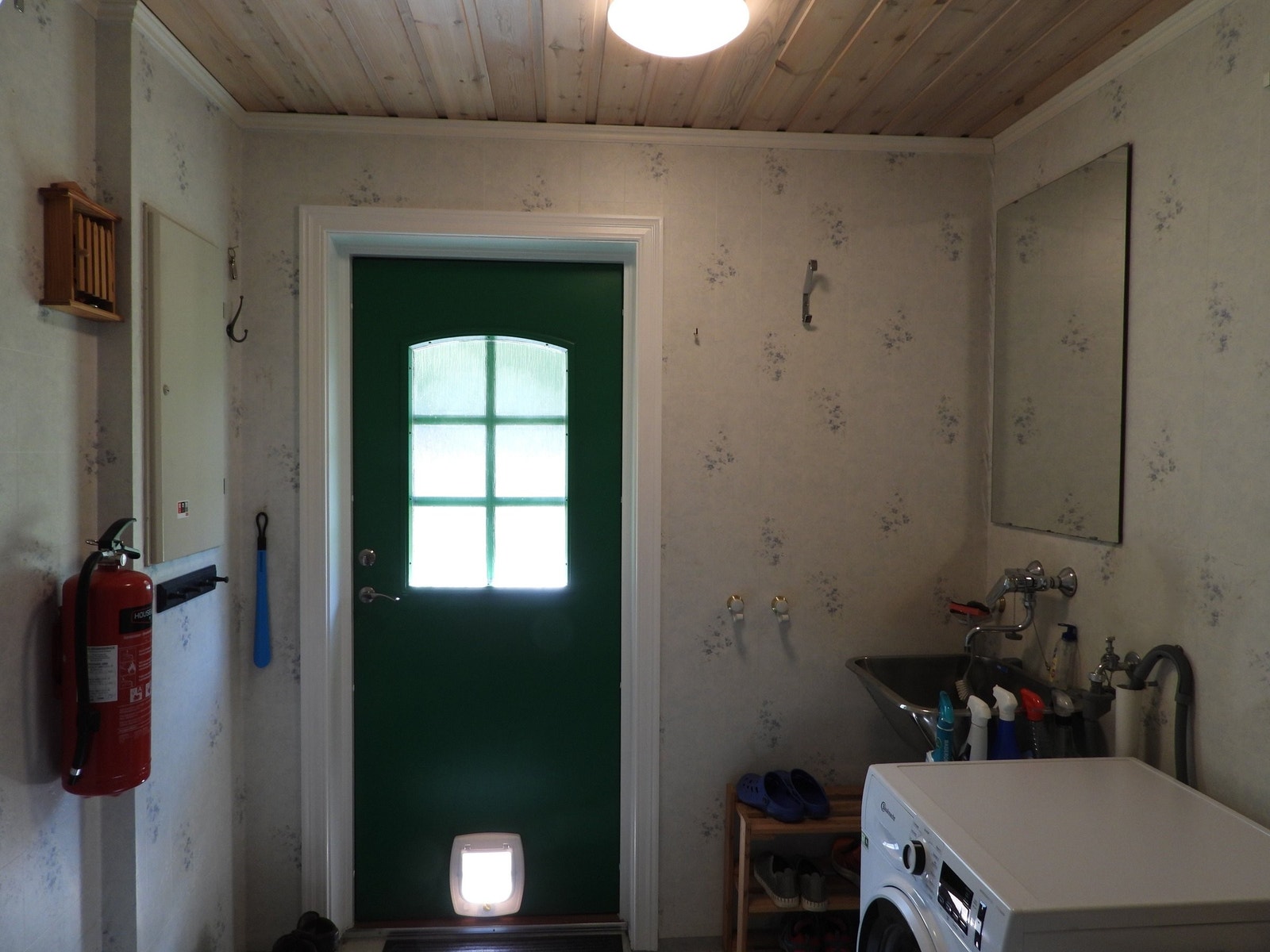 Vaskerom med egen utgang og dør til kjøkken Galleribilde