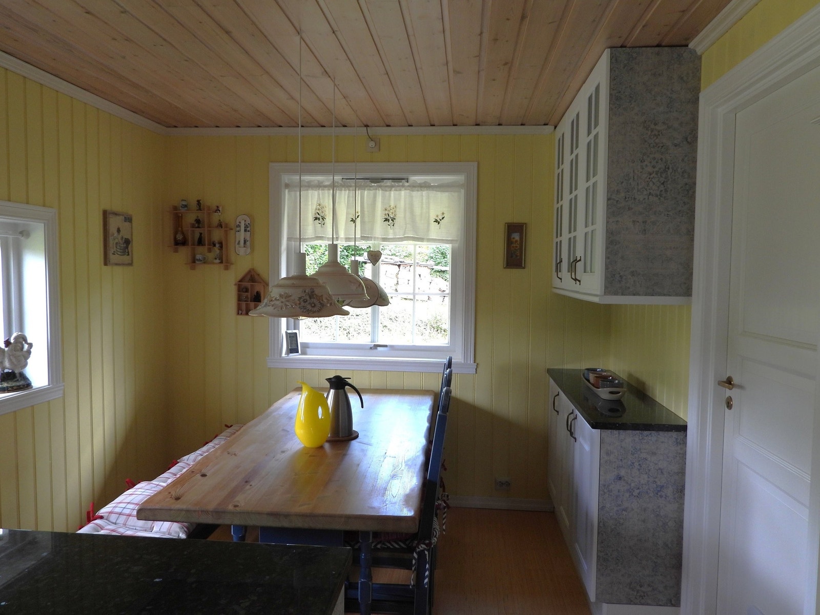 Spisebord på kjøkkenet Galleribilde