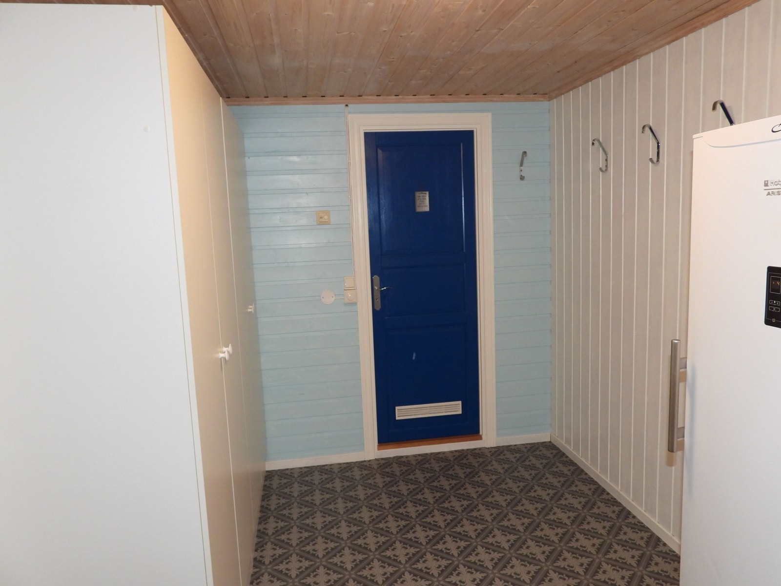 Disponibelt rom i underetasjen med mye skapplass Galleribilde