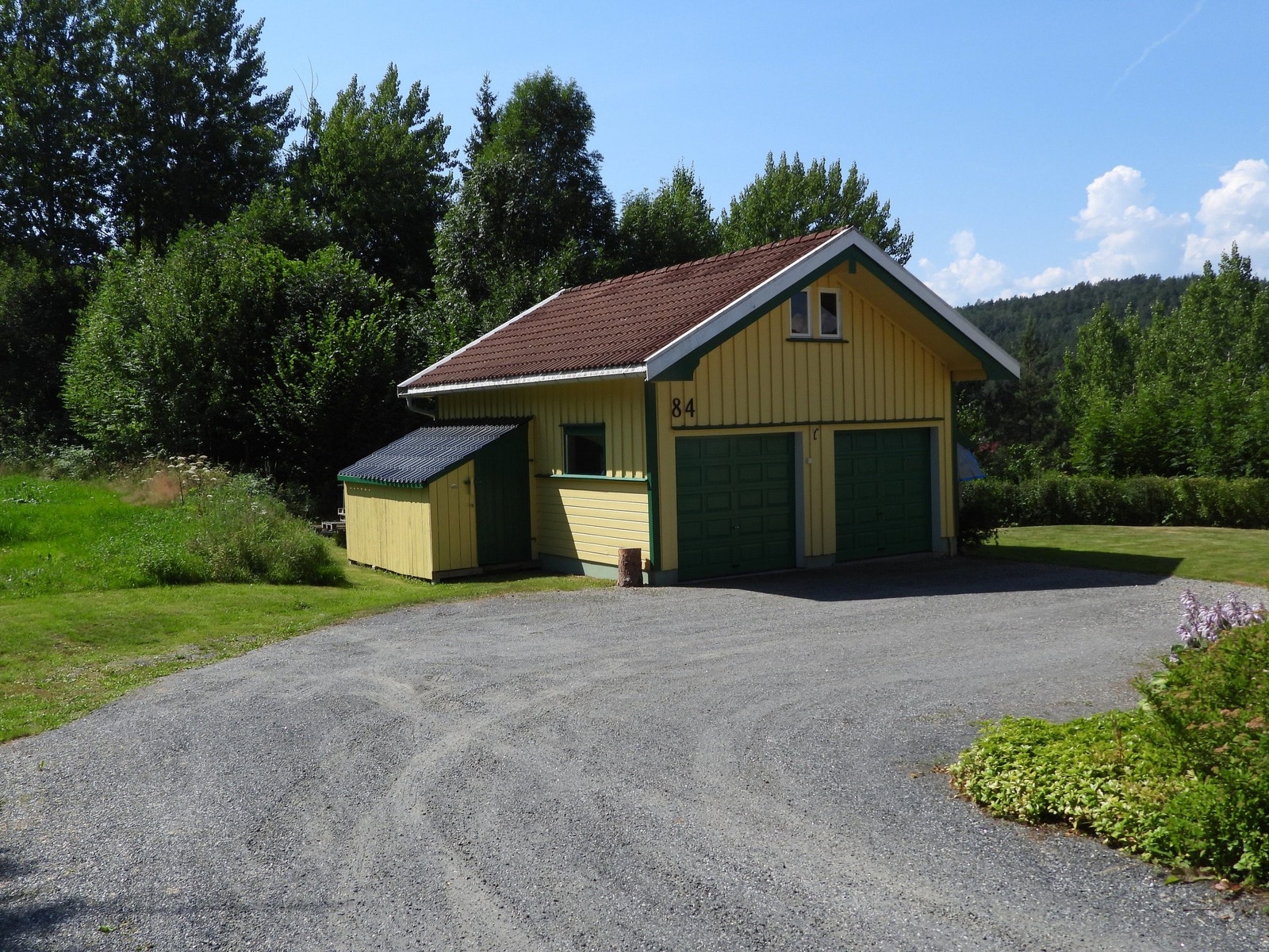 Dobbel garasje med redskapsbod Galleribilde