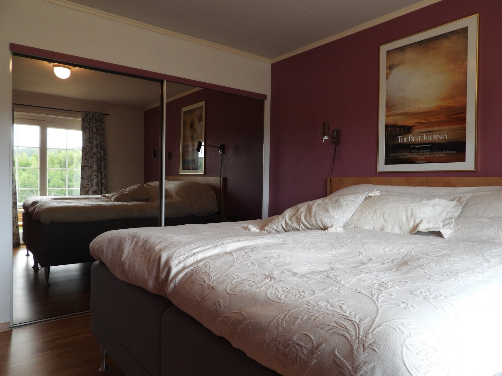 Hovedsoverom med stor skyvedørsgarderobe Galleribilde