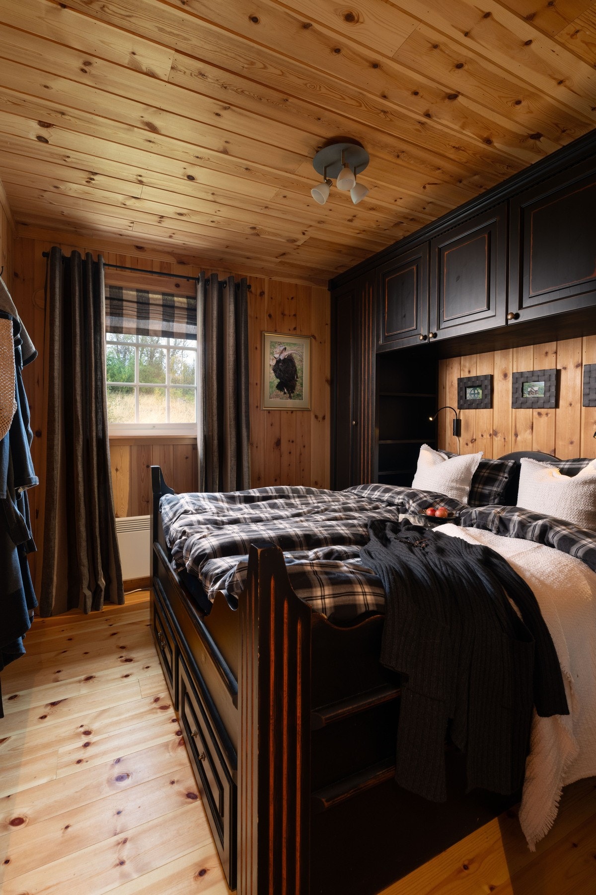 Drøm søtt i myke dyner, omringet av frisk fjelluft Galleribilde