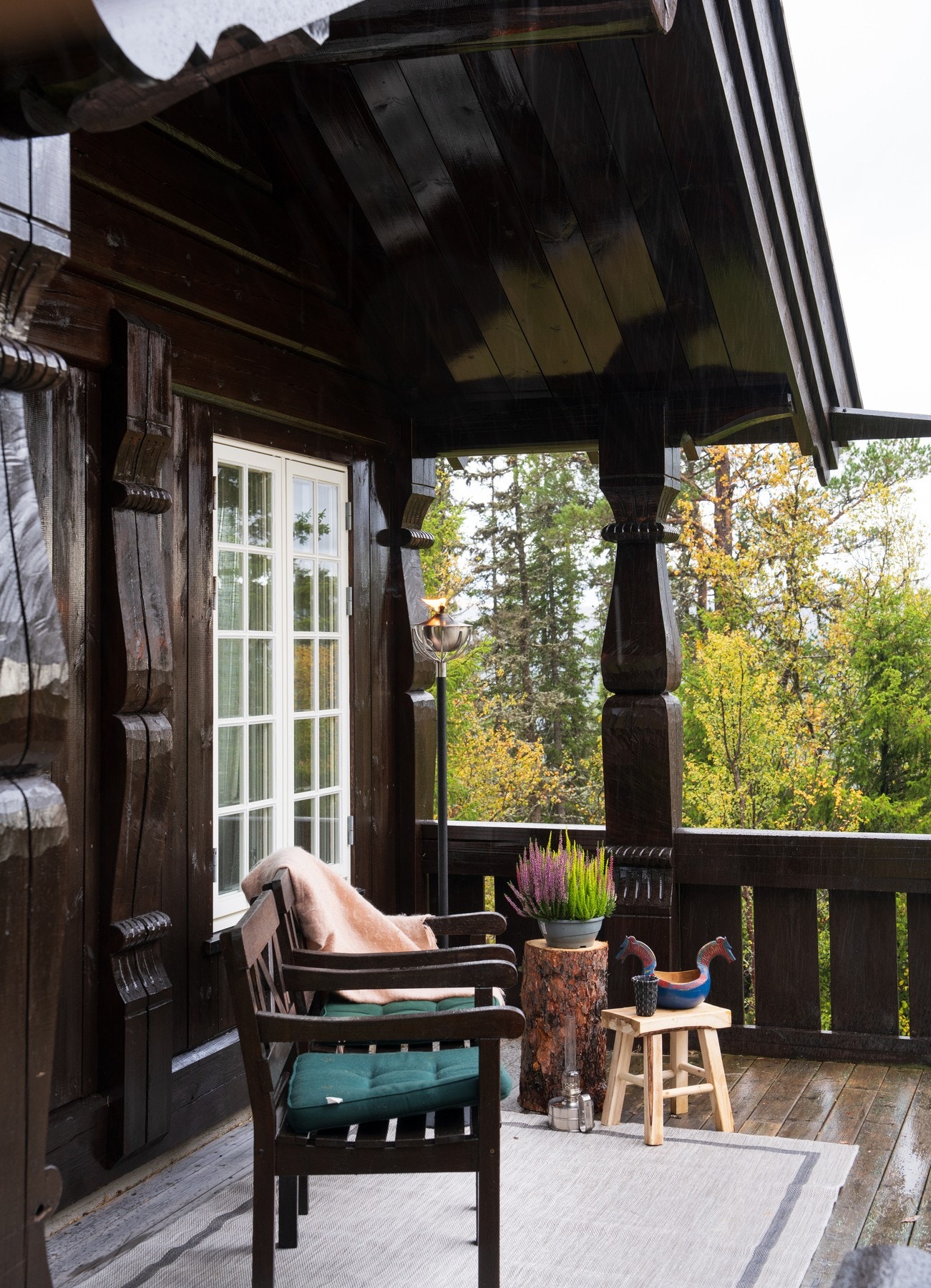 La gjestene ta morgenkaffen ute i solveggen Galleribilde