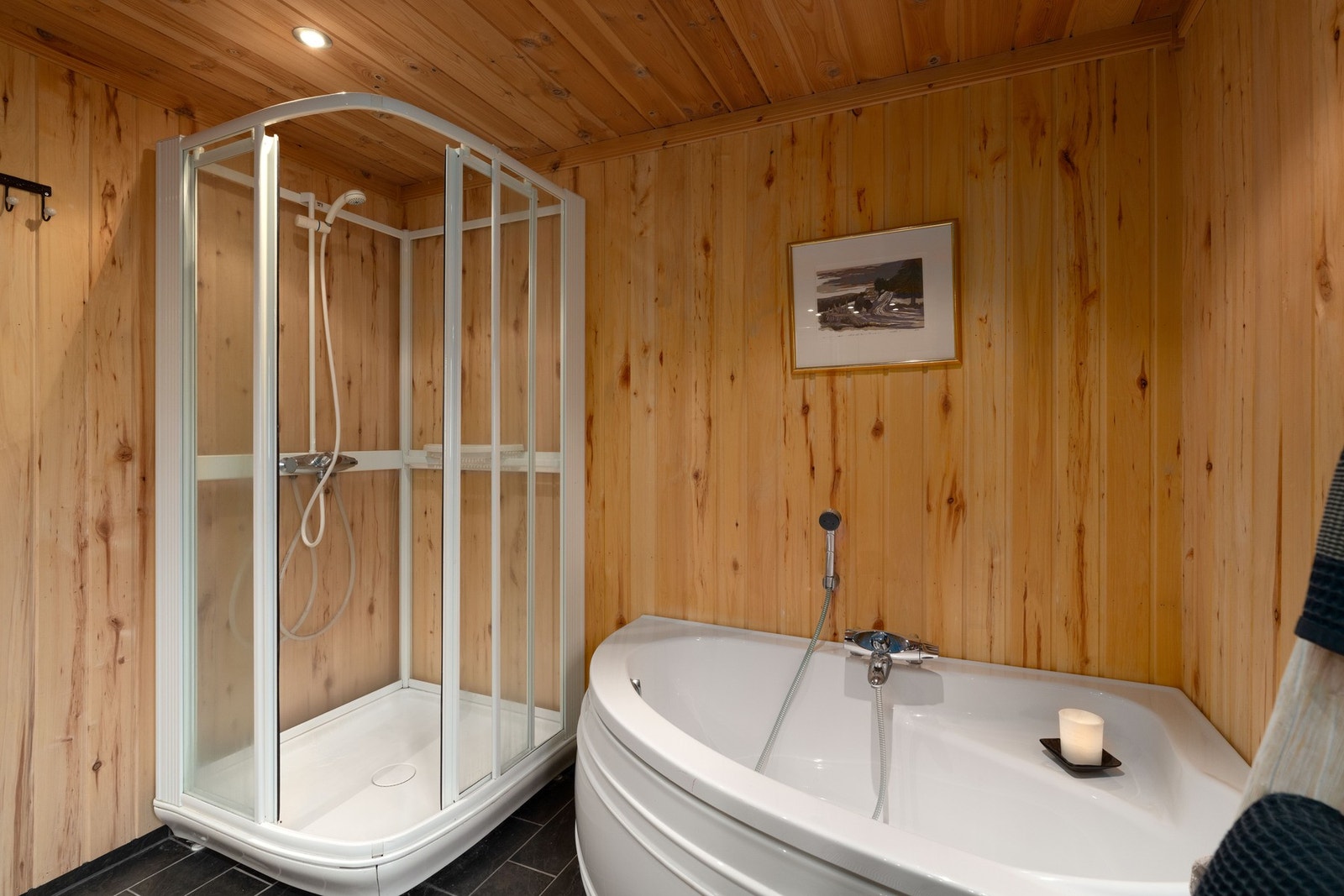 Tapp et varmt bad etter en dag ute i fjellet Galleribilde