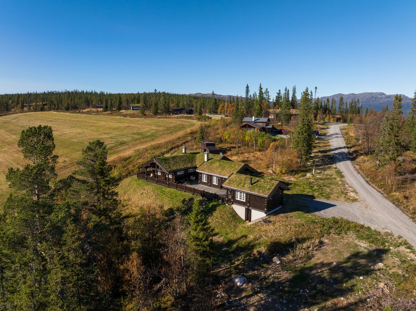 God plass til parkering utenfor hytten Galleribilde