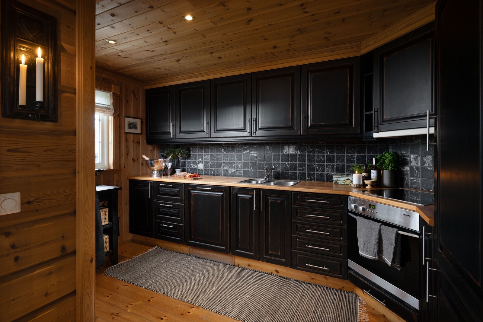 Stilig kjøkken med god skap- og benkeplass Galleribilde