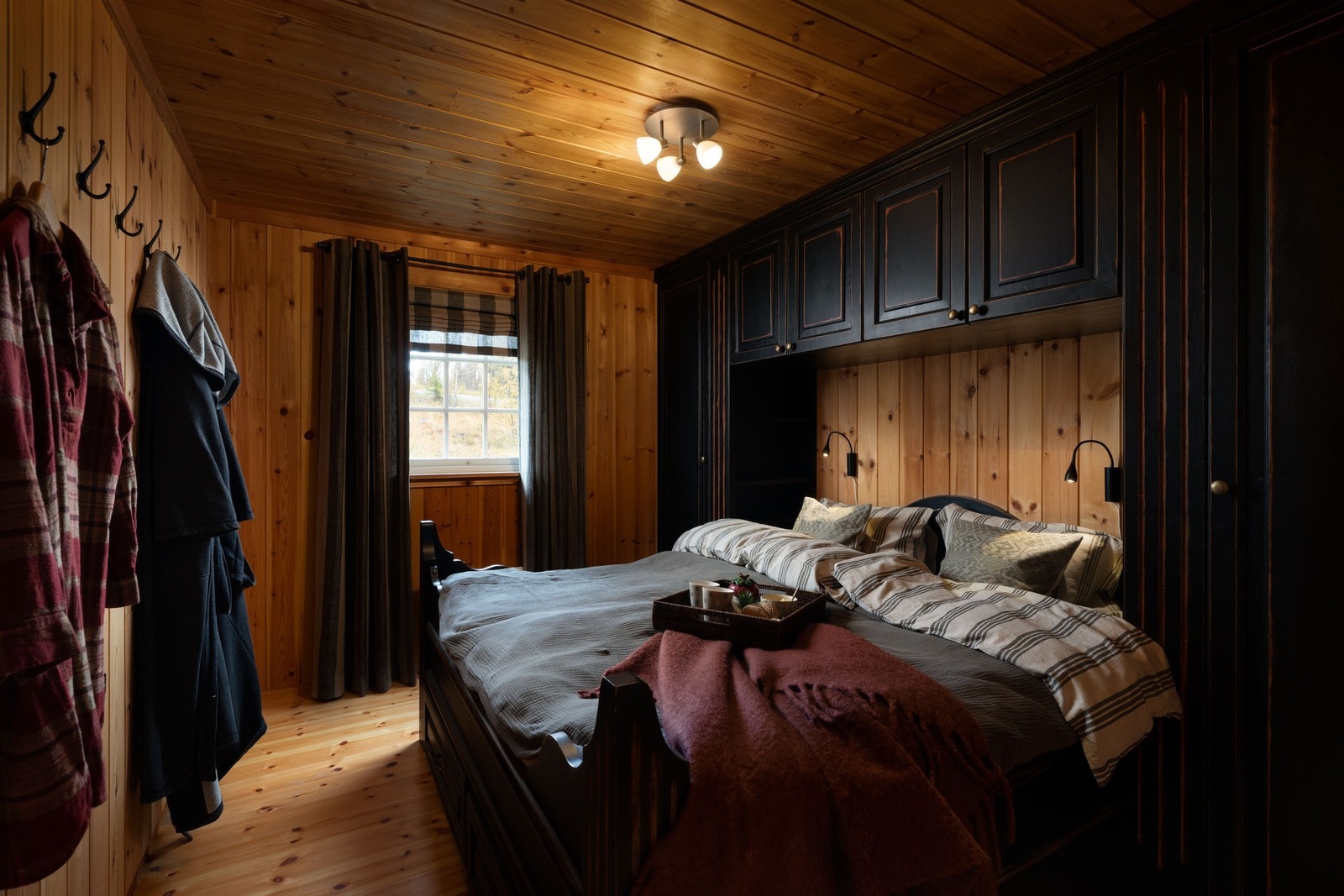 Hyttens andre soverom, med lekkert, plassbygd skap Galleribilde