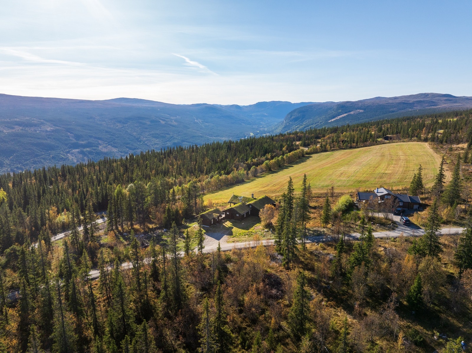 Hytten ligger skjermet og med enkel tilkomst Galleribilde