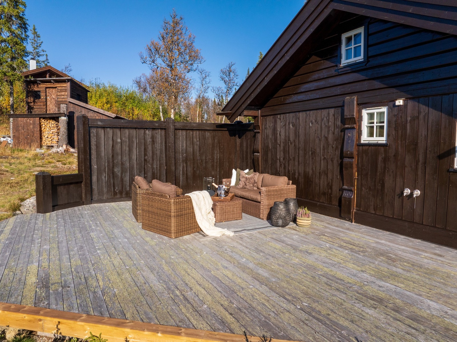 Sittegruppen i solveggen ligger lunt til og gir rom for de gode stundene Galleribilde