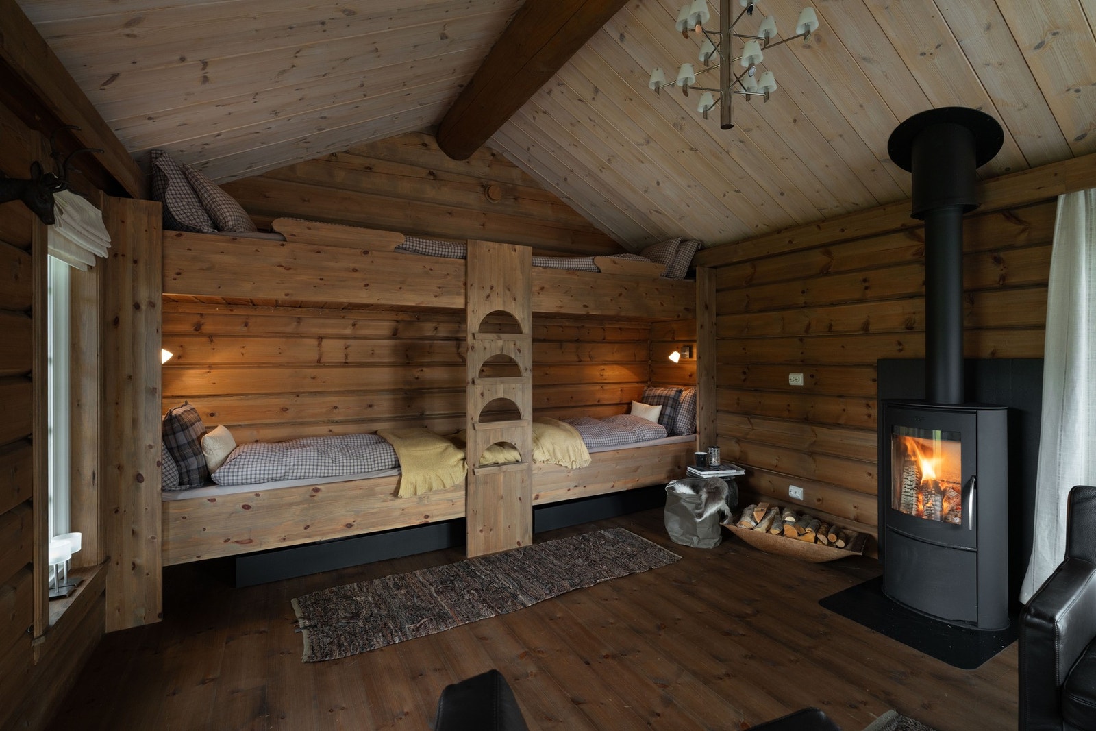 Annekset har en koselig peis som varmer godt på kalde vinterdager Galleribilde