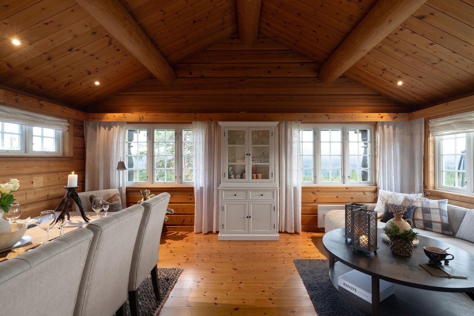 Den åpne planløsninger gir en innbydende og avslappende atmosfære Galleribilde