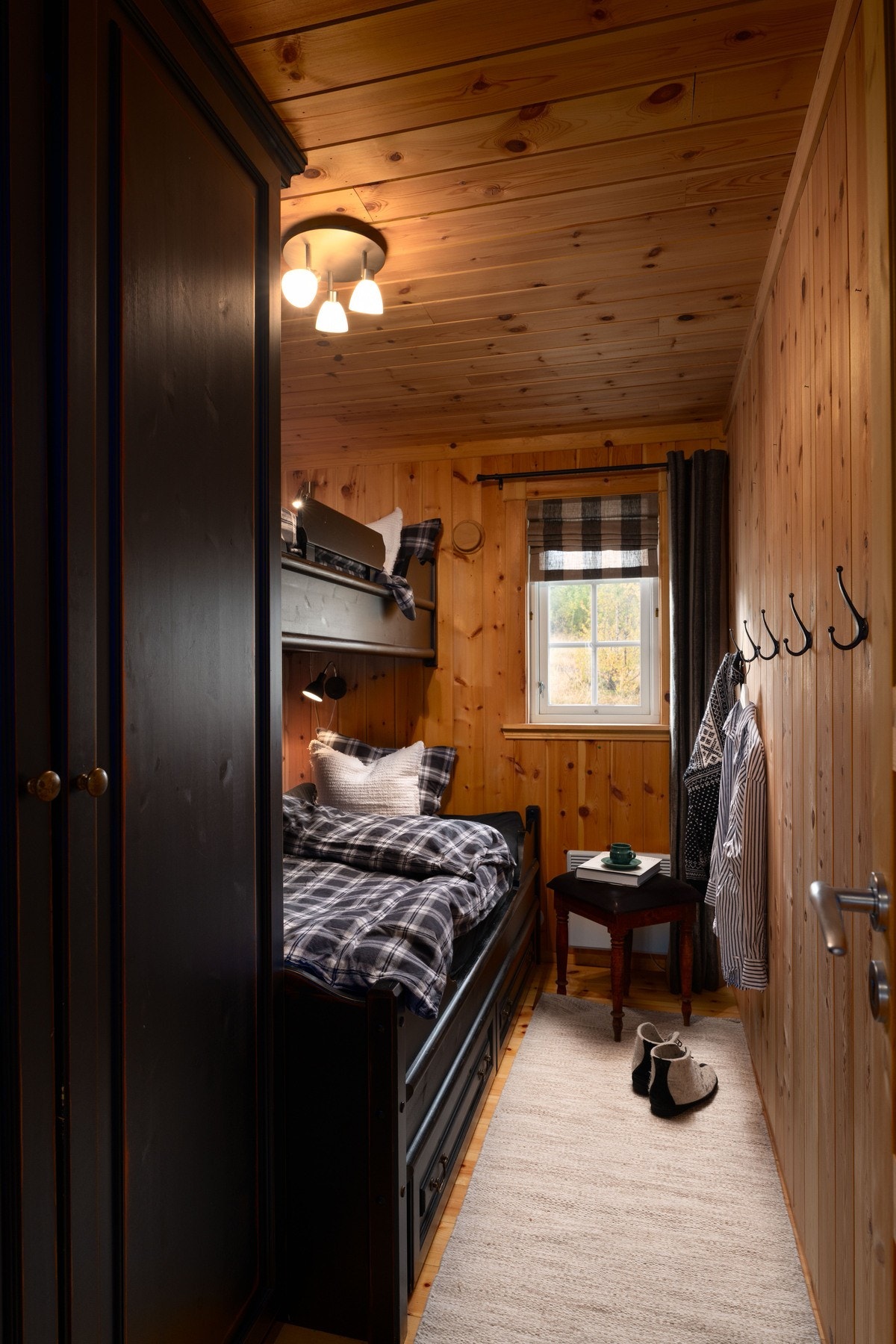 Hyttens tredje soverom med praktisk seng og garderobeskap Galleribilde