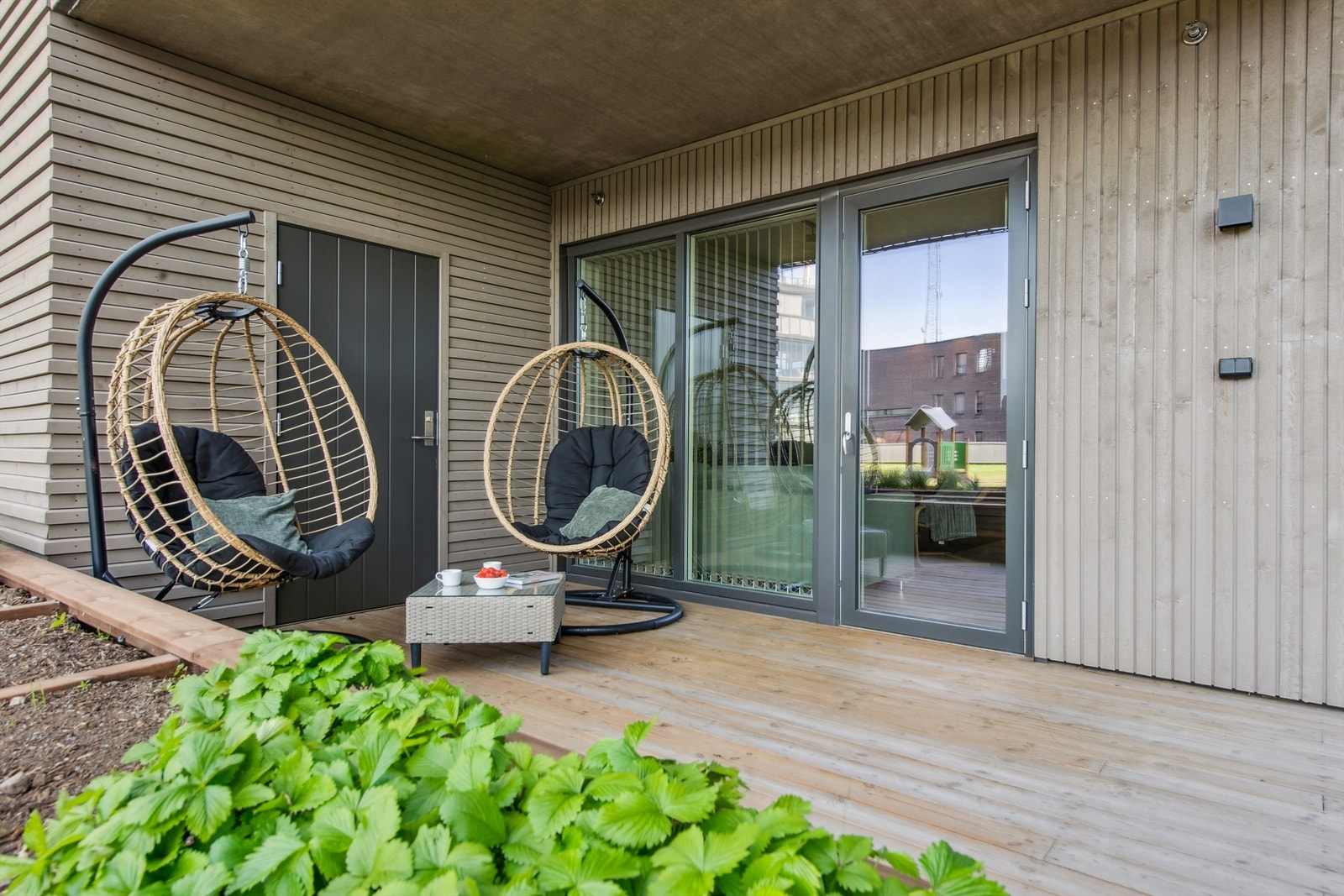 Terrassen er delvis overbygget, som gir deg økt brukstid uavhengig av vær og årstid. Terrassen vender ut mot hyggelige fellesarealer Galleribilde