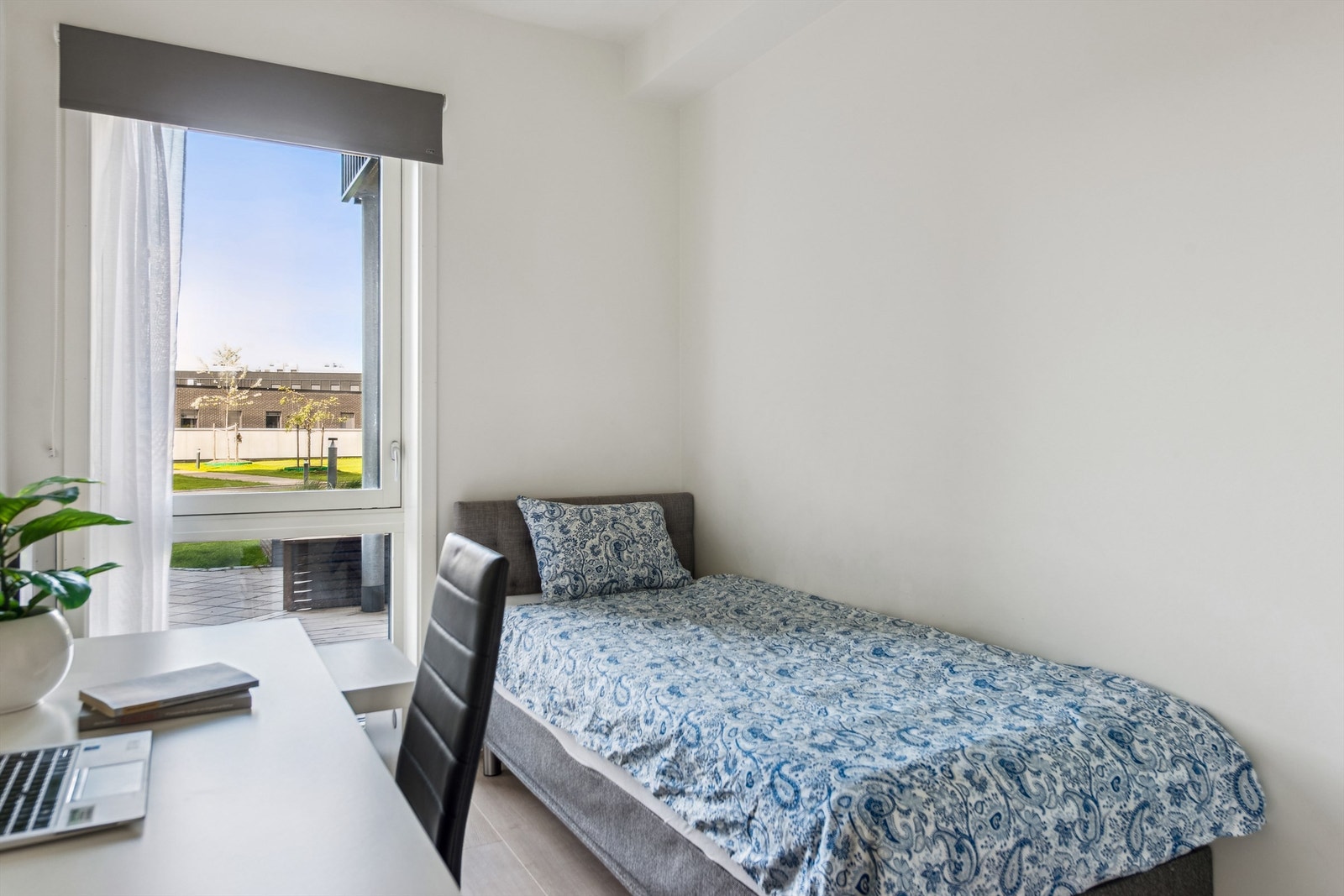 Soverom nummer to er noe mindre, men fin plass til både seng, garderobe og skrivepult Galleribilde