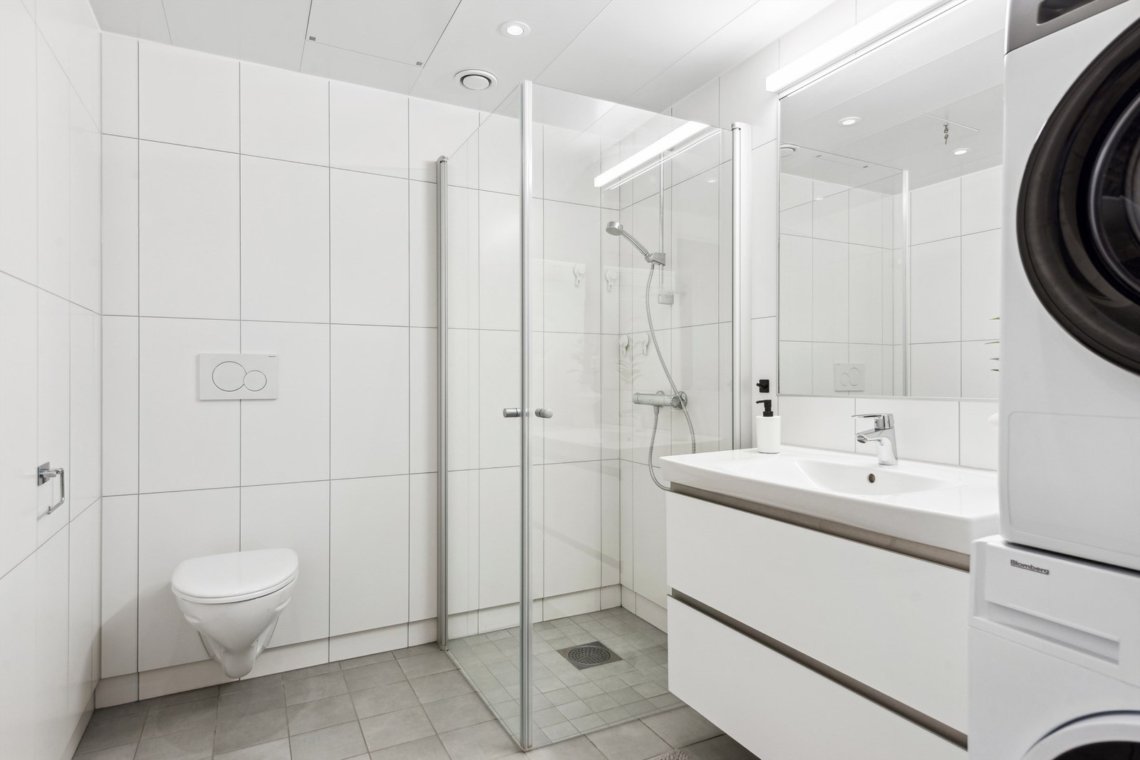 Badet er helfliset og levert som prefabrikert våtromskabin Galleribilde