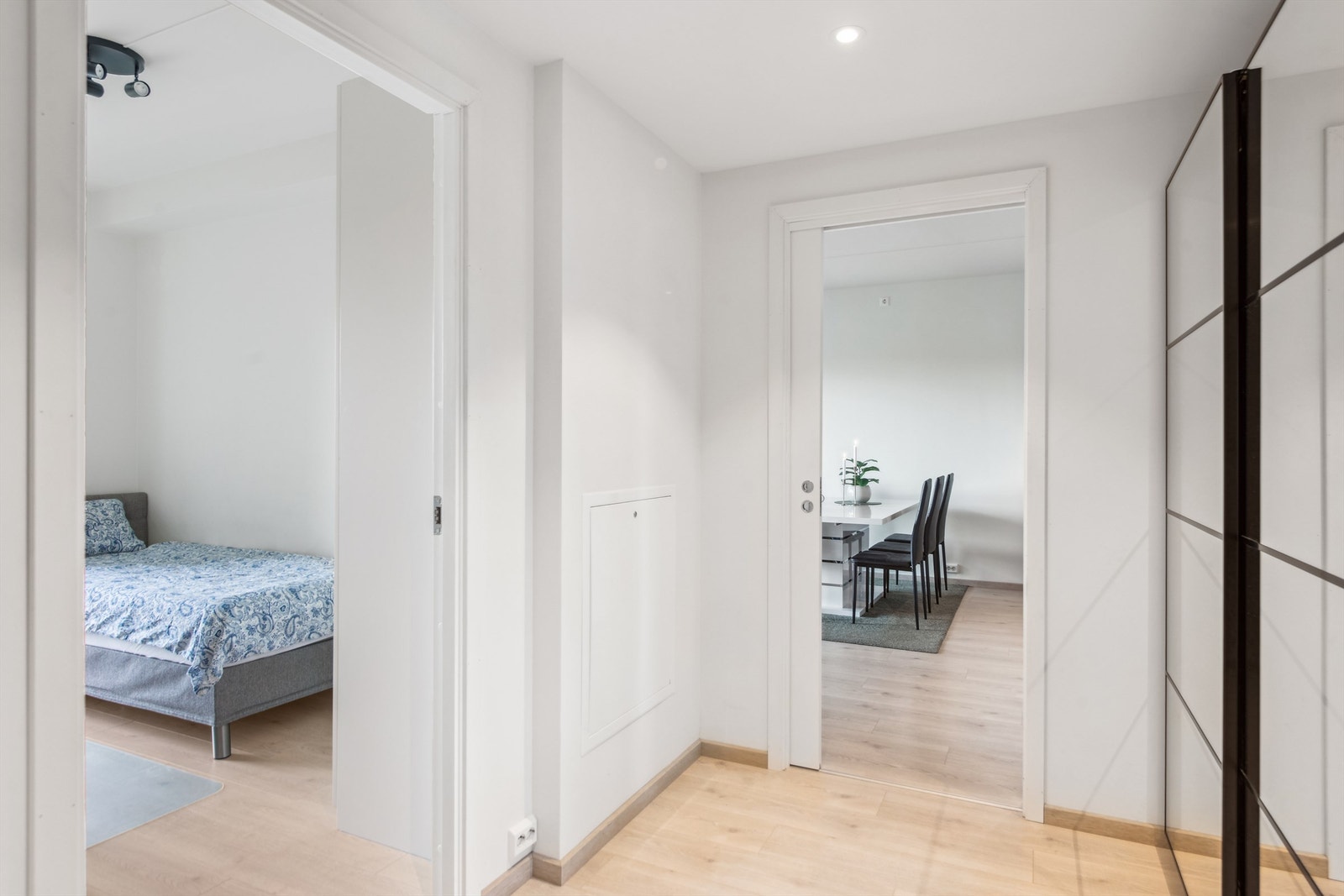 I gangen er det en stor skyvedørsgarderobe med god plass til ytterklær Galleribilde