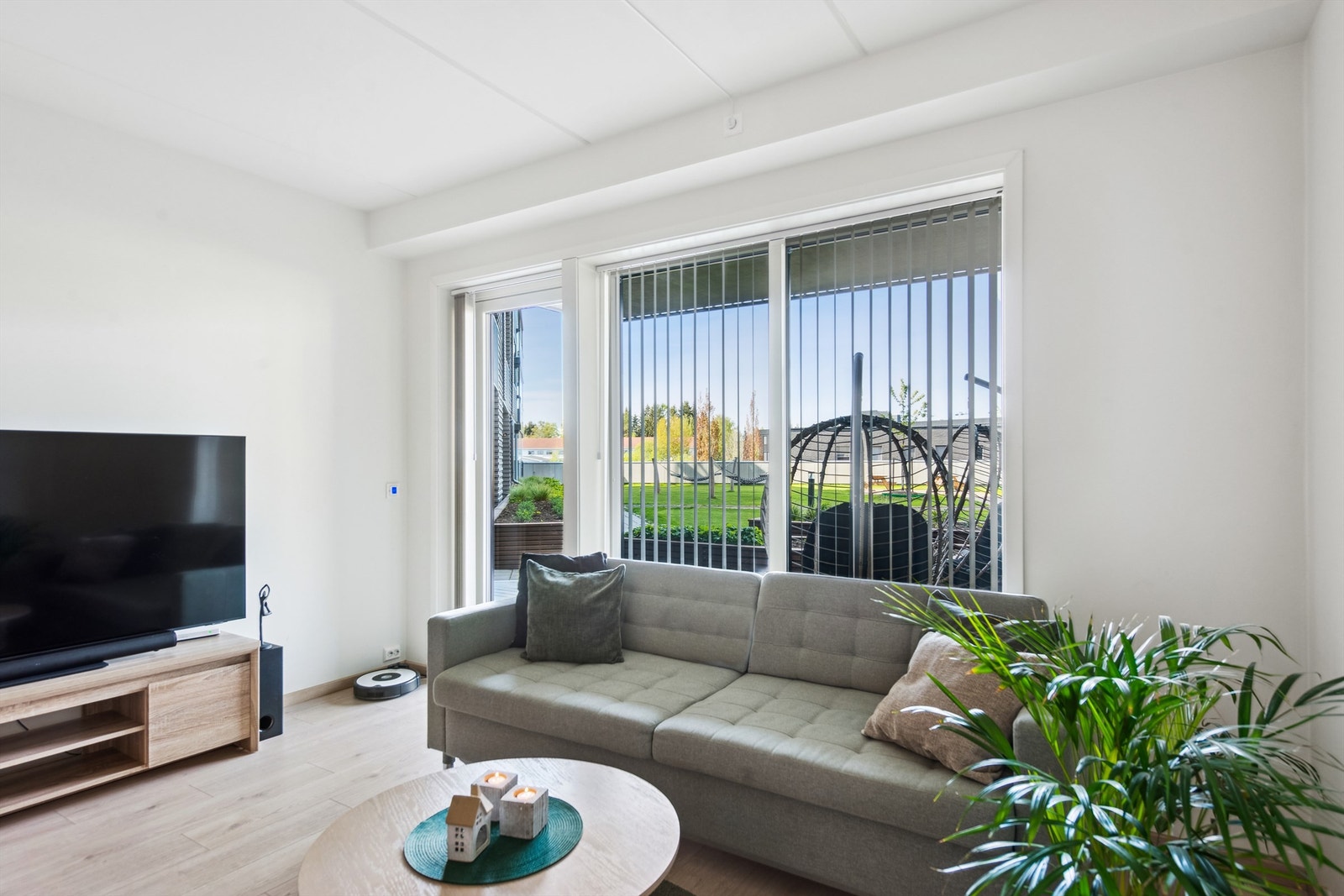 Et sosialt og lyst allrom med store vindusflater og utgang til den flotte terrassen. Galleribilde