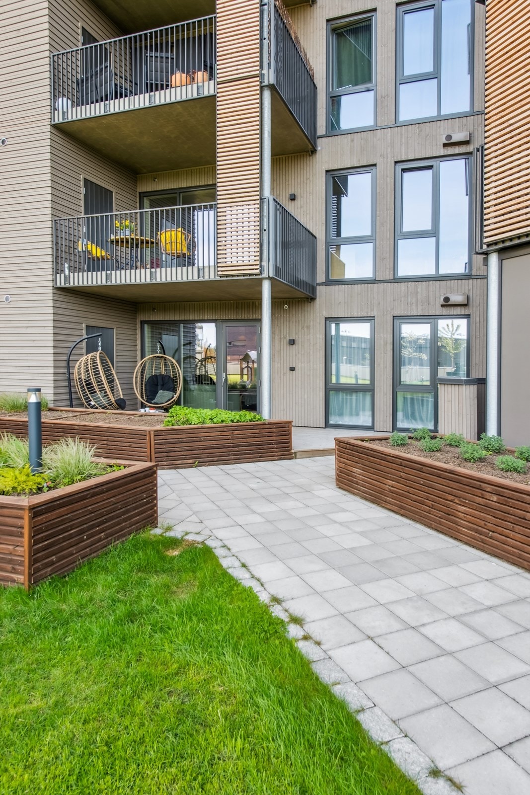 Leiligheten ligger i 3. etasje men har samtidig direkte tilgang til en romslig, vestvendt markterrasse som vender ut mot grønne og solrike fellesarealer. Galleribilde