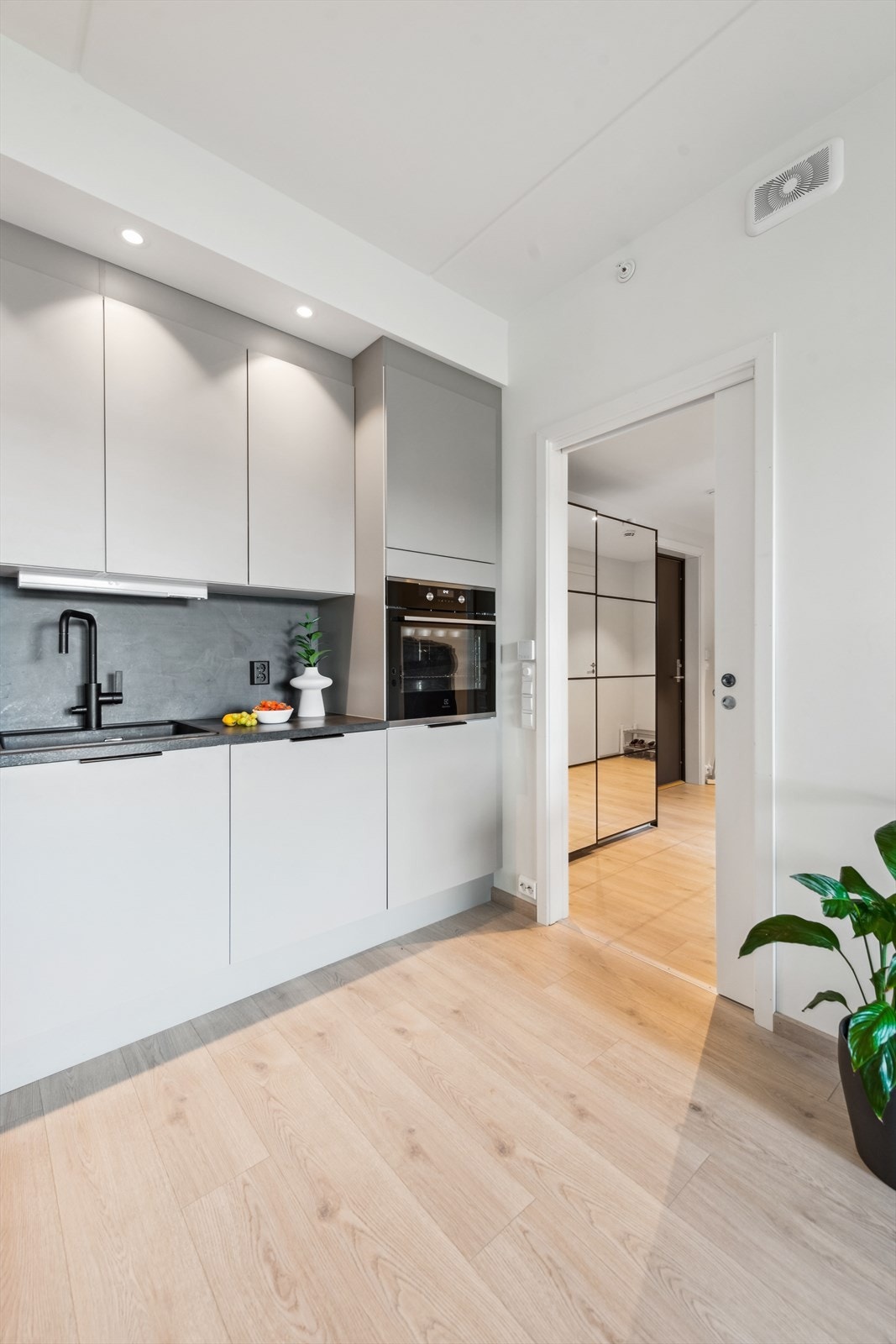 Kjøkkenet har bra med både skap- og benkeplass Galleribilde