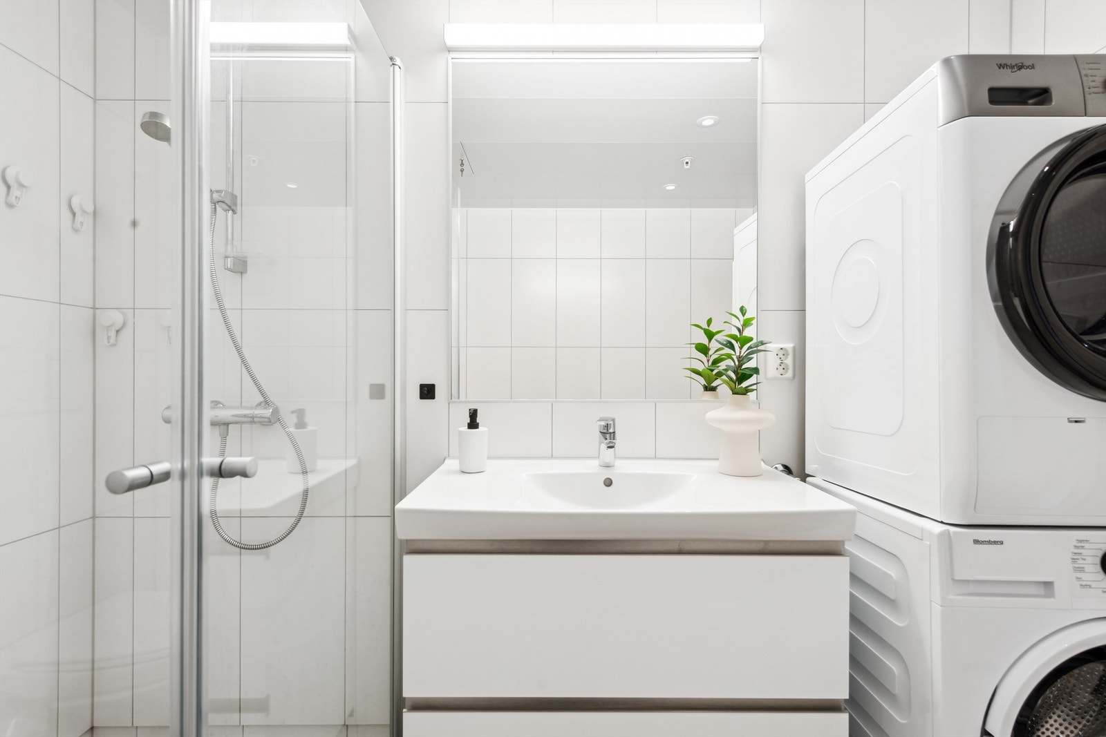 Badet har opplegg for vaskemaskin og tørketrommel. Galleribilde