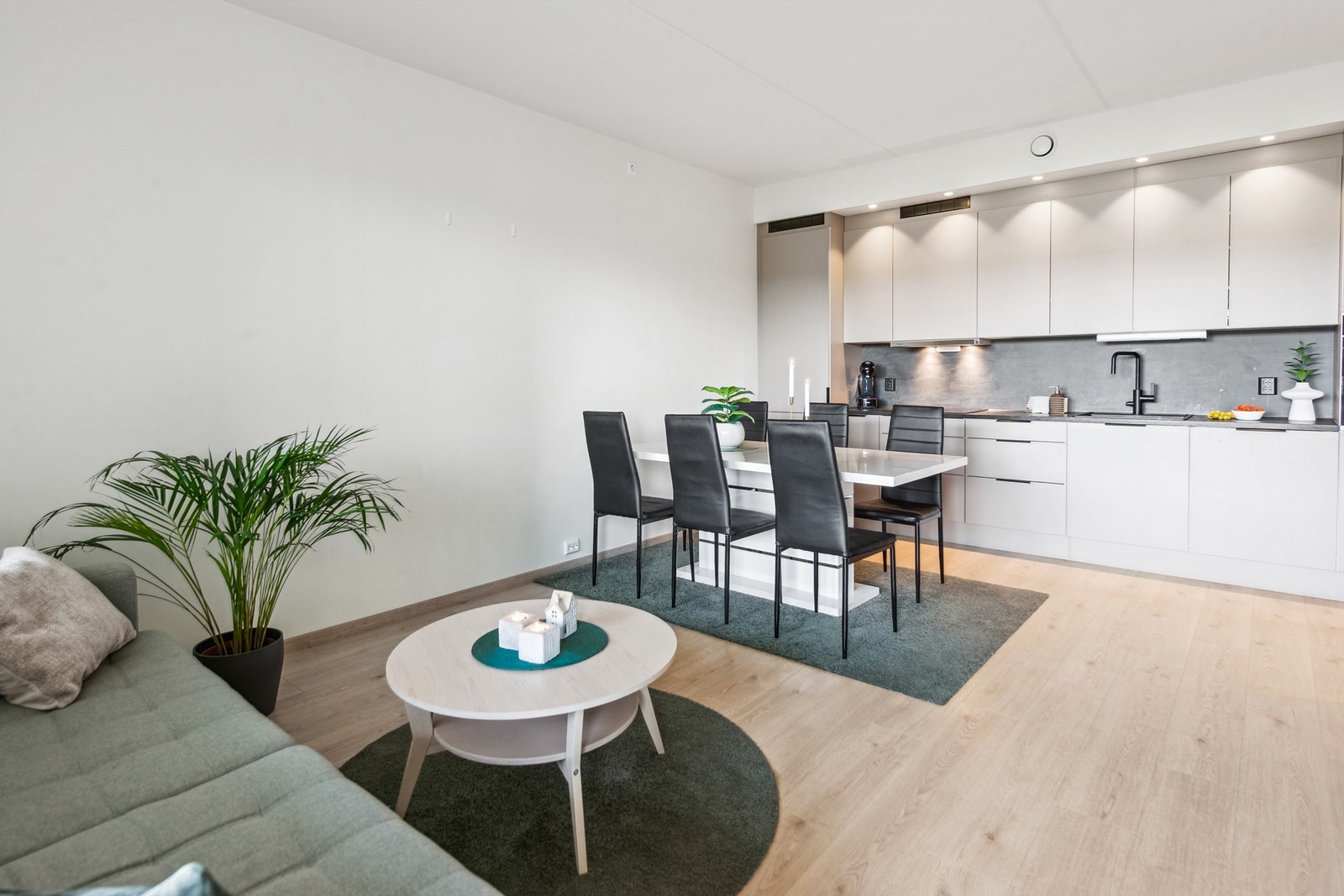 Det er åpen løsning mellom kjøkken og stue Galleribilde