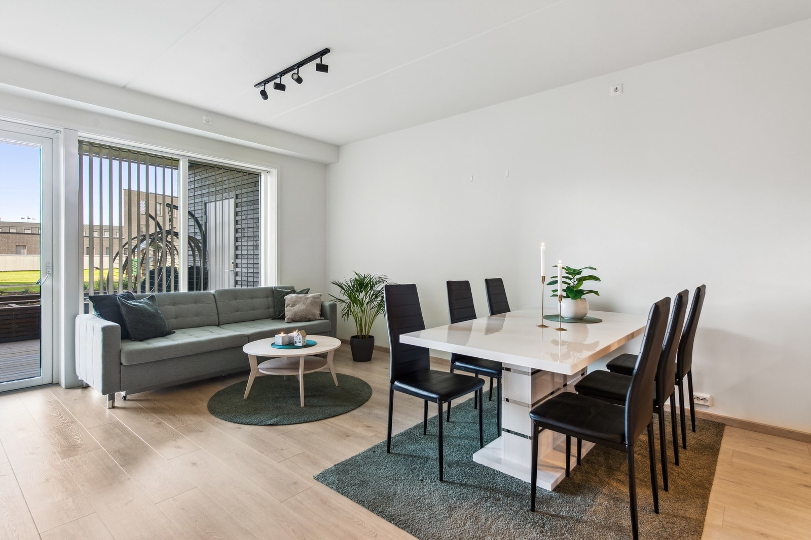 Det er god plass til både spise- og sittegruppe Galleribilde