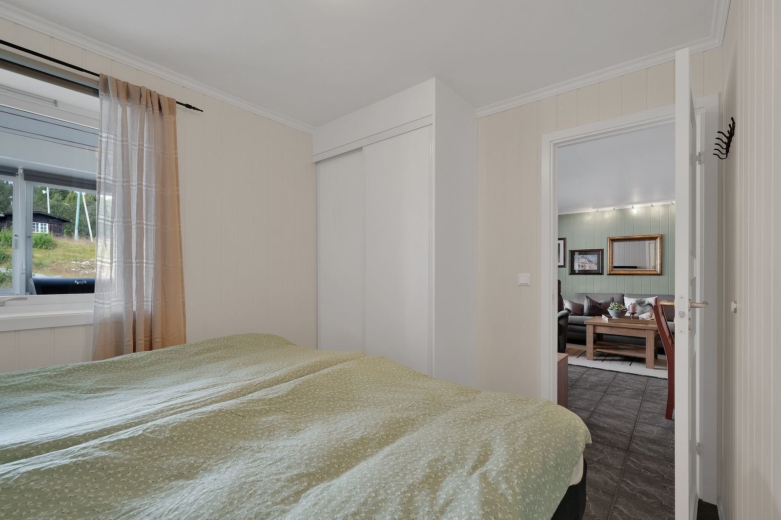 Soverom 1 med plass til dobbelseng, skyvedørsgarderobe med 24 trådkurver Galleribilde