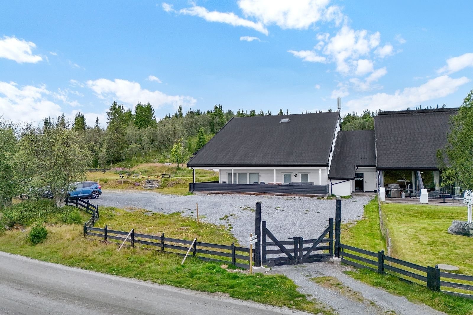 Inngang sett fra veien Galleribilde