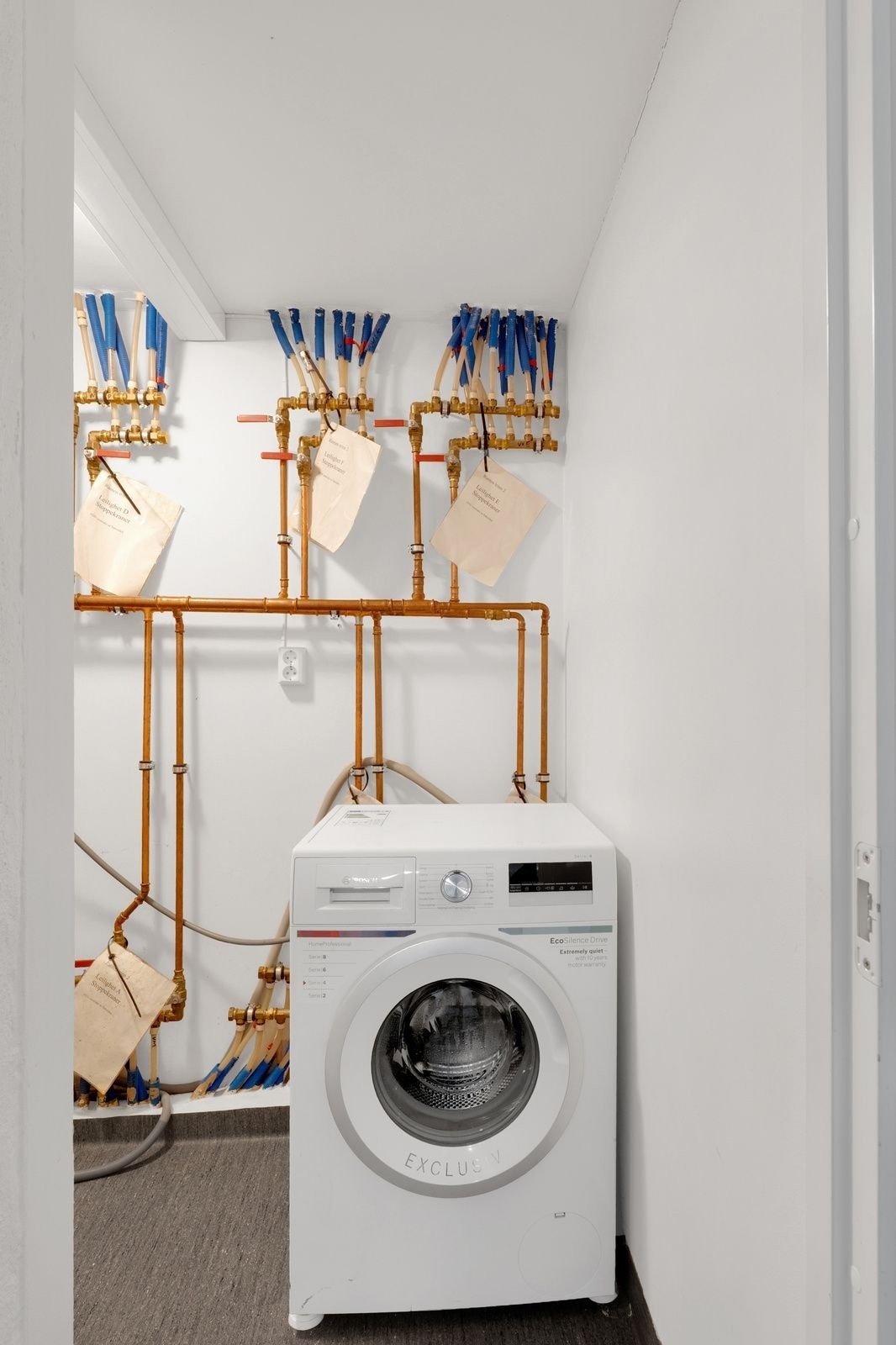 Felles vaskerom med stoppekran til hver leilighet Galleribilde