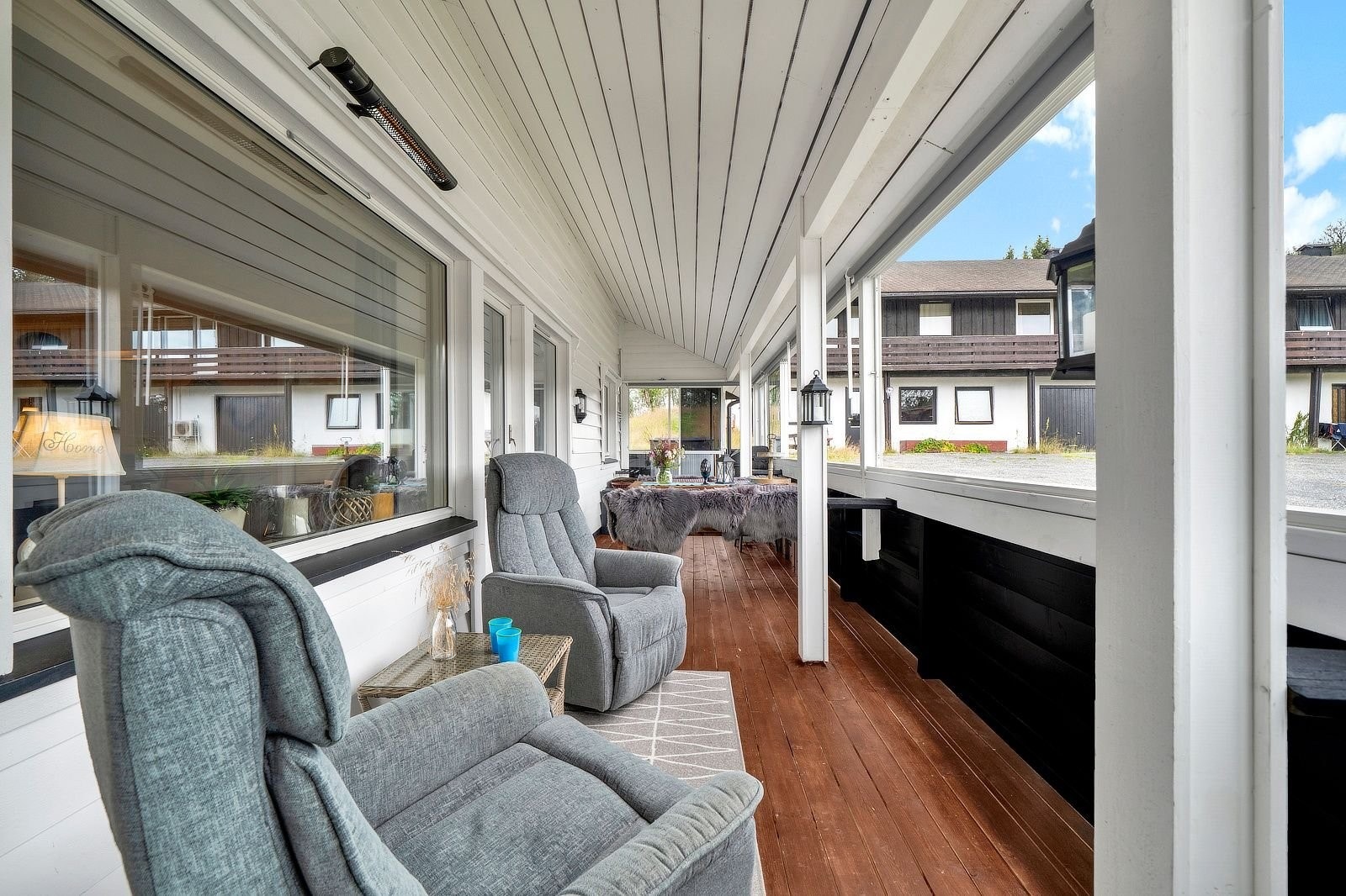 Innglasset terrasse med skyvevinduer mot vest Galleribilde