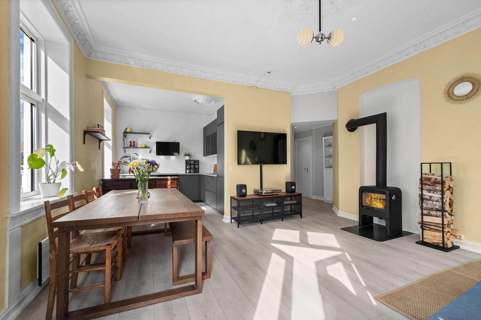 Med stor stue- og kjøkkenrom i åpen sosial planløsning, har man rikelig med lysflater, og godt med plass for både spisestue og sofahjørne. Galleribilde