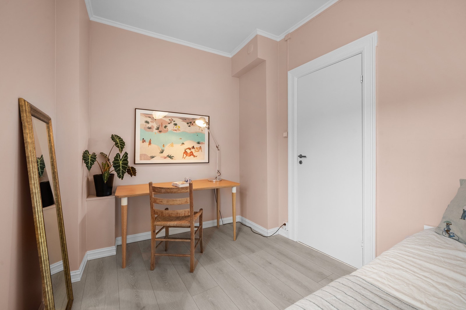 Rommet vender inn mot bakgård, og egner seg perfekt som barnerom, gjesterom eller kontor. Galleribilde