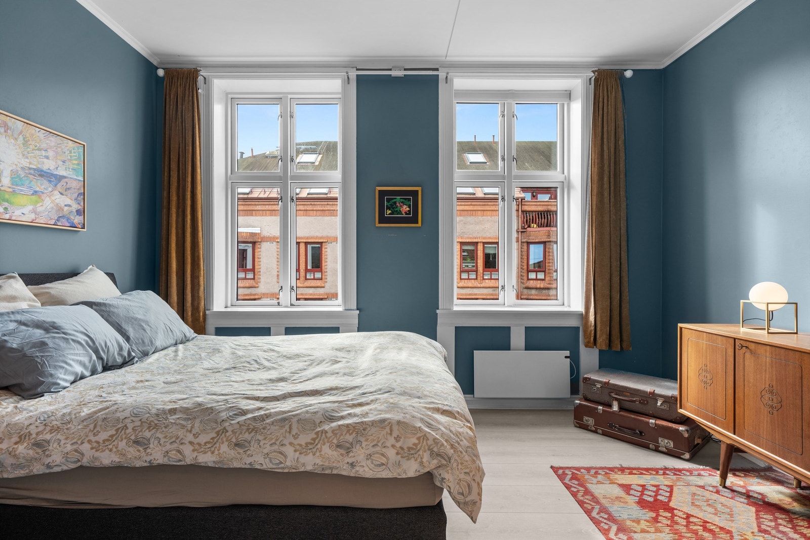 De store vinduene sørger for rikelig med naturlig lys, og sammen med takhøyden gir det en luftig atmosfære. Galleribilde