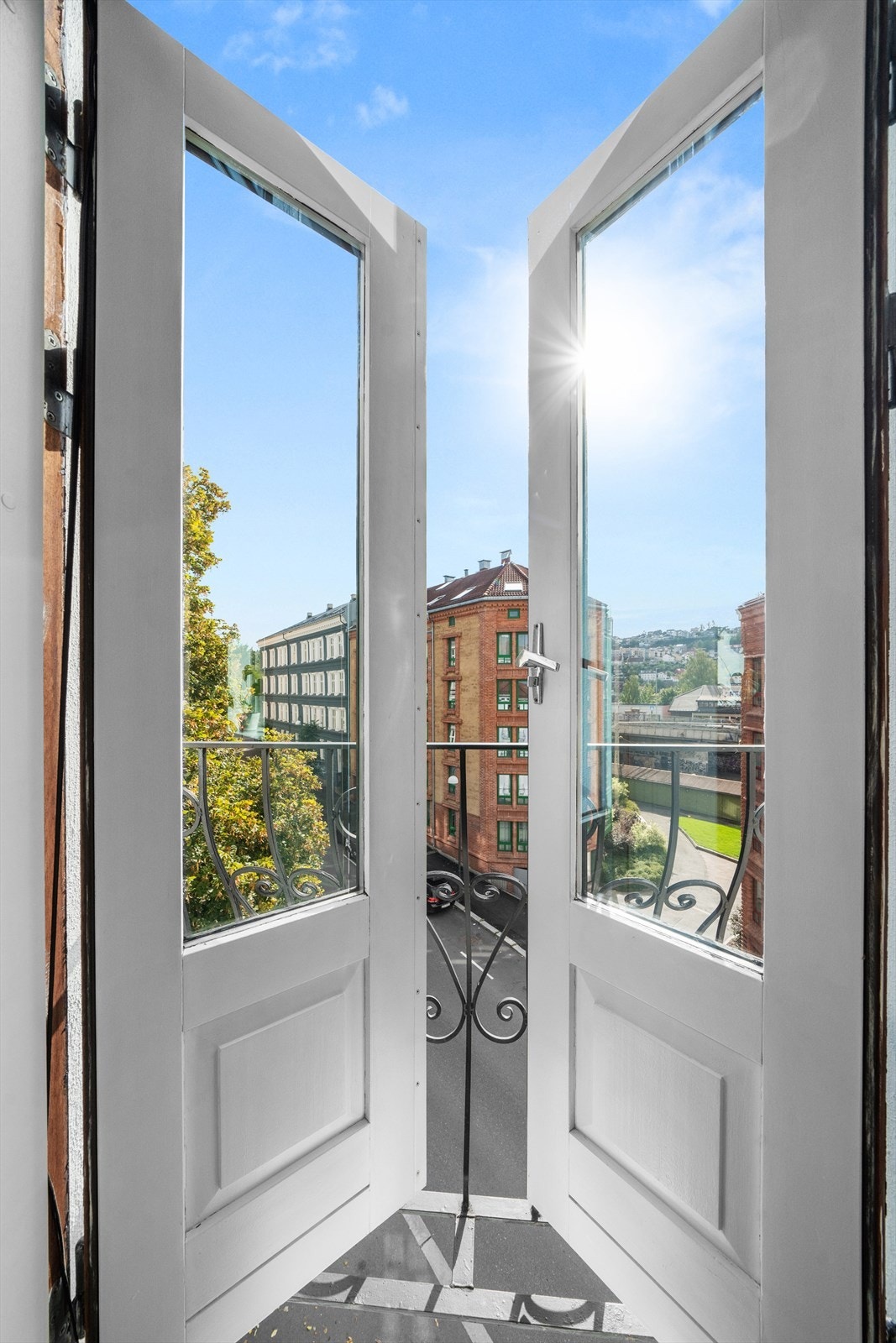 Borettslaget har vedtatt balkongutbygging.
Det er gitt tillatelse til tiltak hos Plan og bygg 10.10.2025, og borettslaget avventer nå siste avklaring rundt dispensasjon før igangsetting. Galleribilde