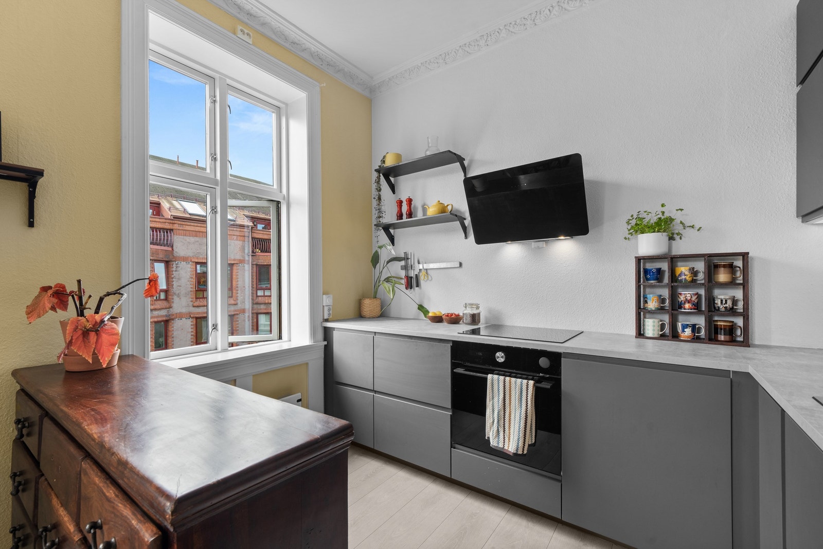 Kjøkkenet er utstyrt med integrert stekeovn, platetopp, oppvaskmaskin, samt kjøl/frys. Galleribilde