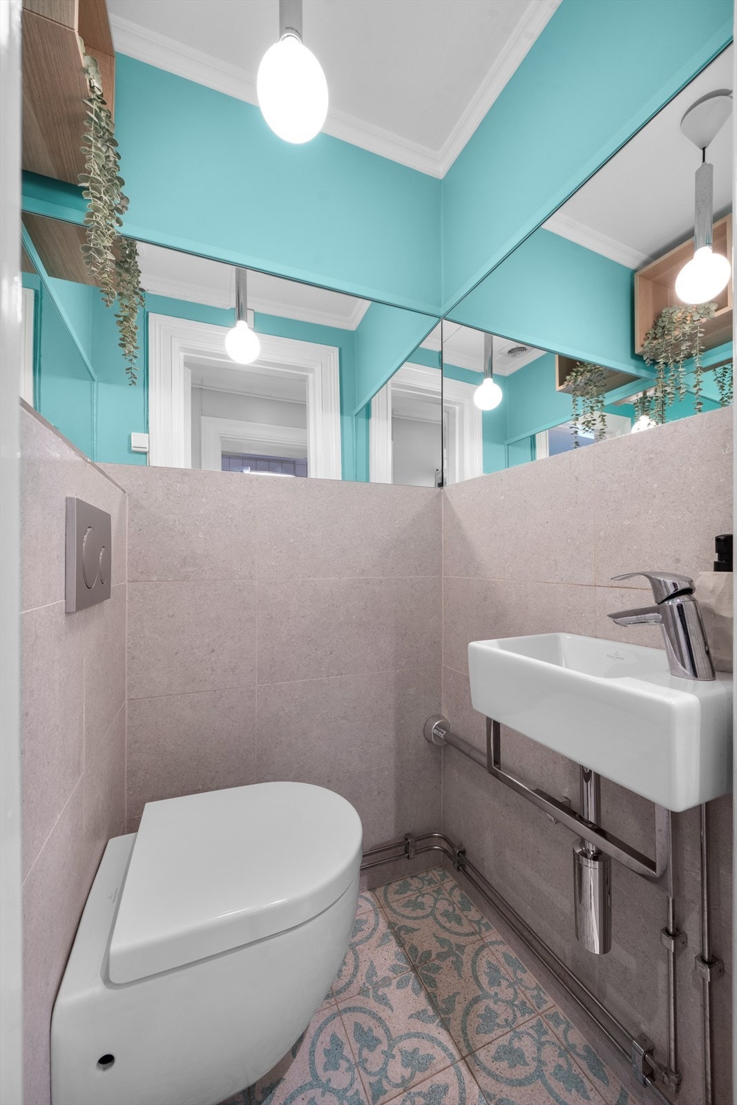 Rommet er innredet med vegghengt servant, speil og toalett. Galleribilde