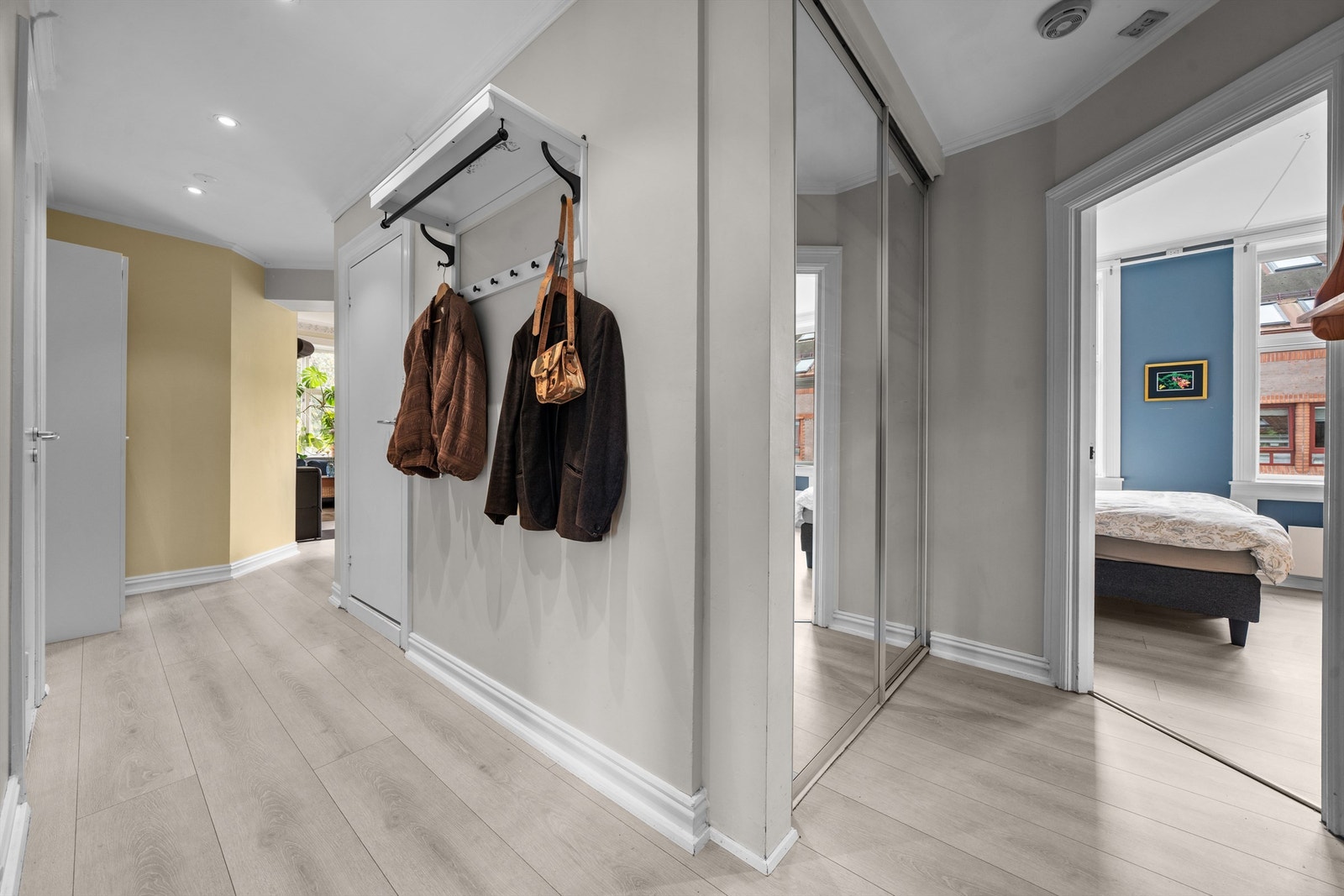 Velkommen inn! Lys og trivelig entré med integrert garderobeløsning. Galleribilde