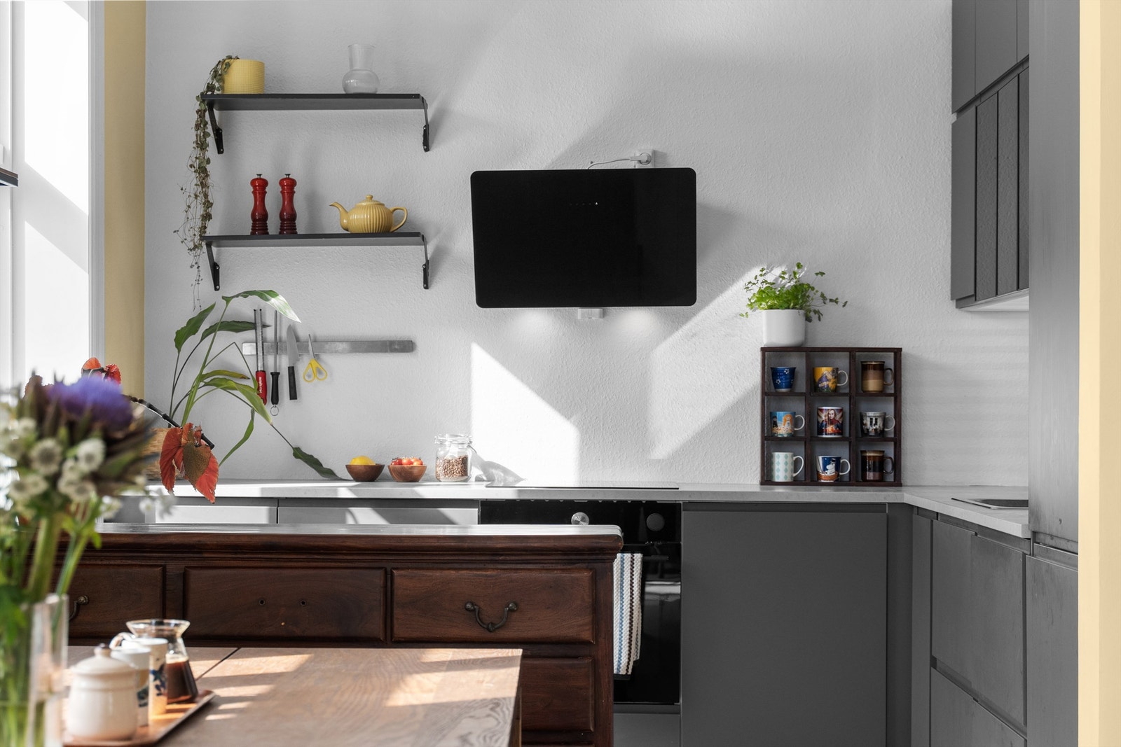 Leiligheten ligger høyt og fritt i 4.etg med utsikt mot Ekeberg fra fransk balkong. Galleribilde