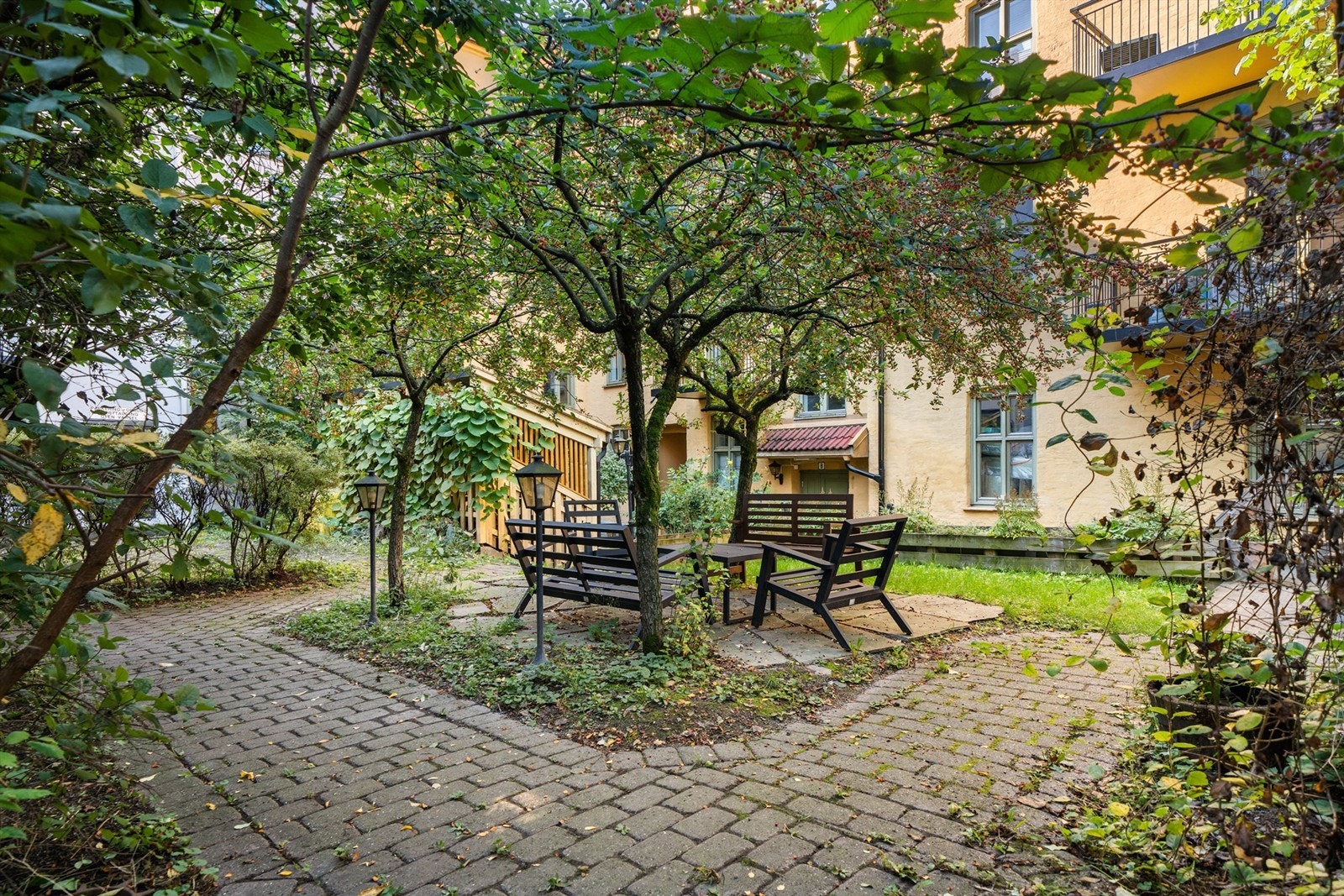 Borettslaget har en hyggelig felles bakgård med internstier, plenarealer, parkeringsmuligheter og diverse beplantning. Galleribilde