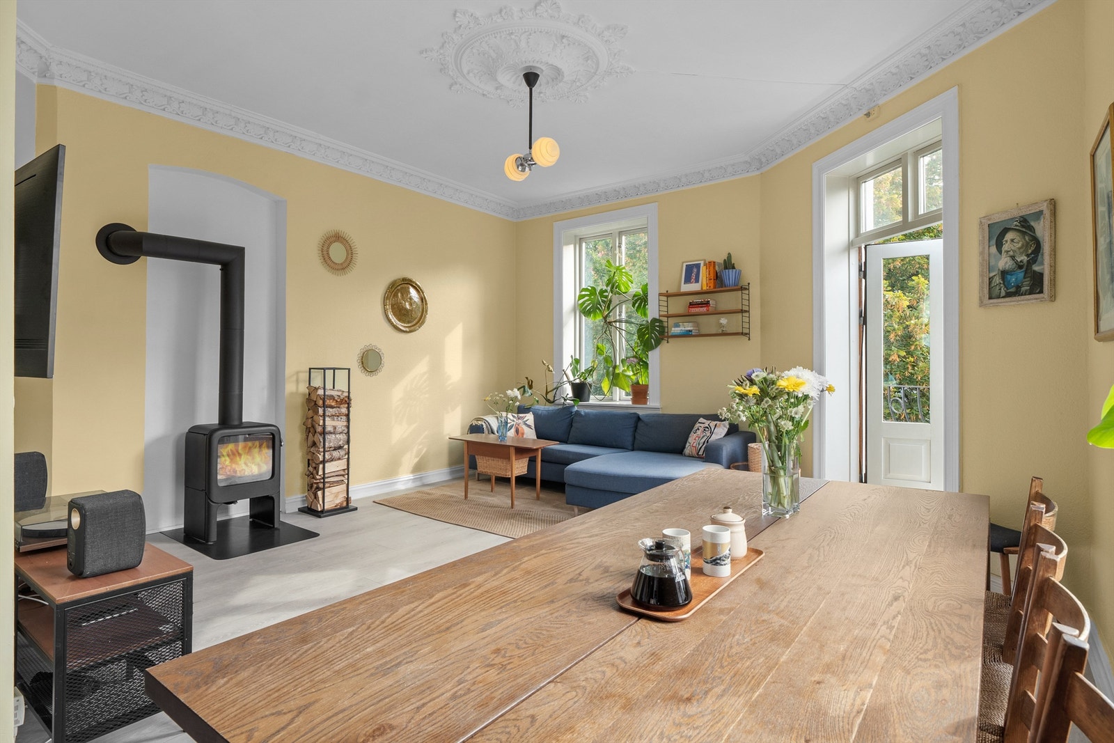 Store vindusflater og den franske balkongen gir gode lysforhold gjennom dagen. Galleribilde