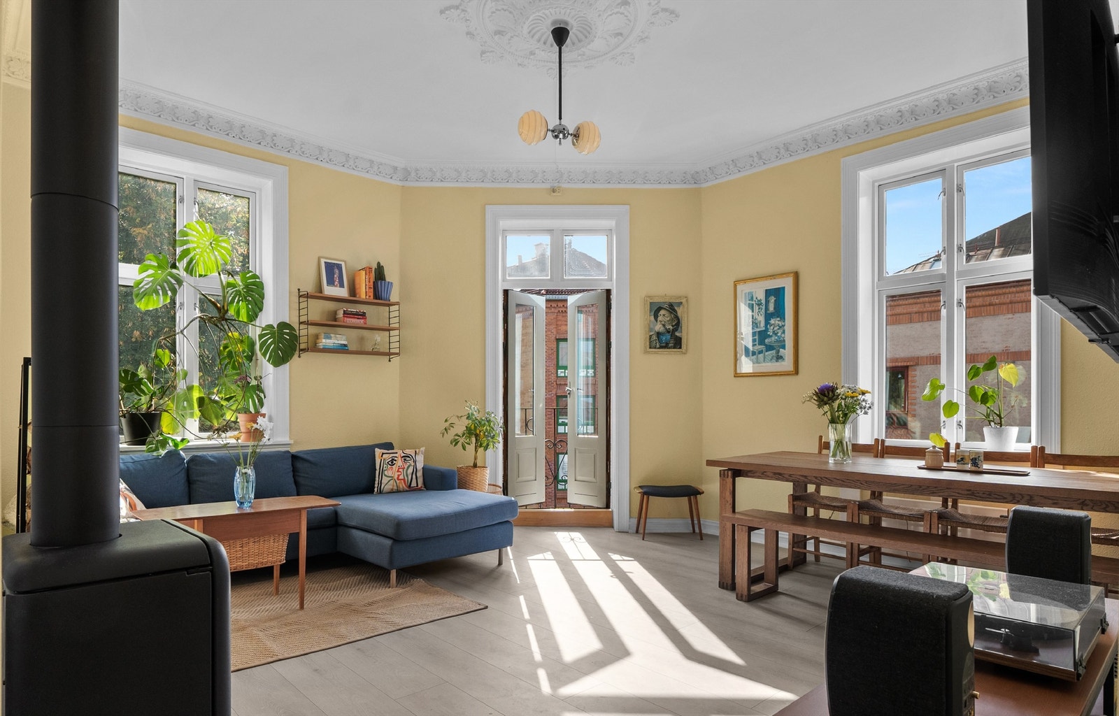 Velkommen til Schweigaards gate 88B! En sjarmerende og lys hjørneleilighet, beliggende i en klassisk bygård med kort vei til alt du trenger. Galleribilde