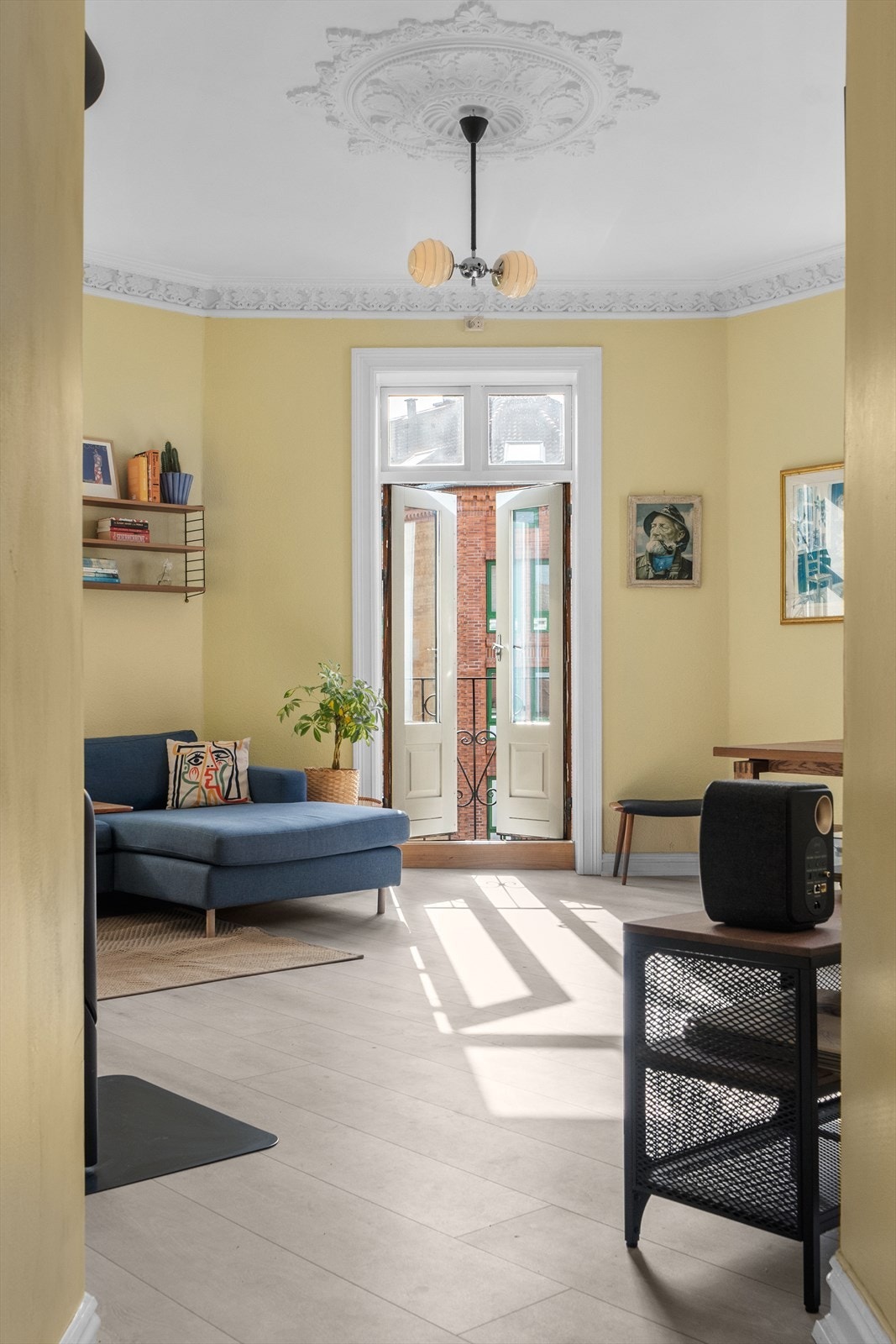 Borettslaget har vedtatt balkongutbygging hos flere leiligheter, deriblant denne. P.t. foreligger byggesaken hos Plan og bygg for godkjenning. Se prospekt for mer informasjon. Galleribilde