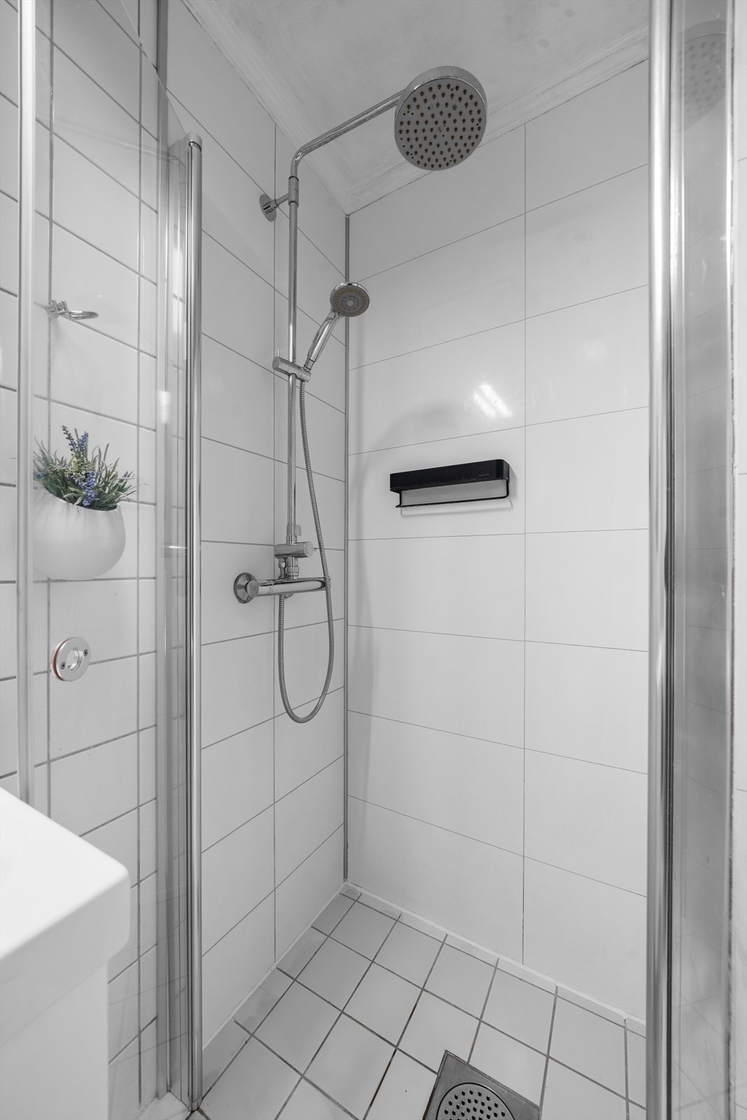 Videre er badet utstyrt med dusjnisje med innfellbare dusjdører. Galleribilde