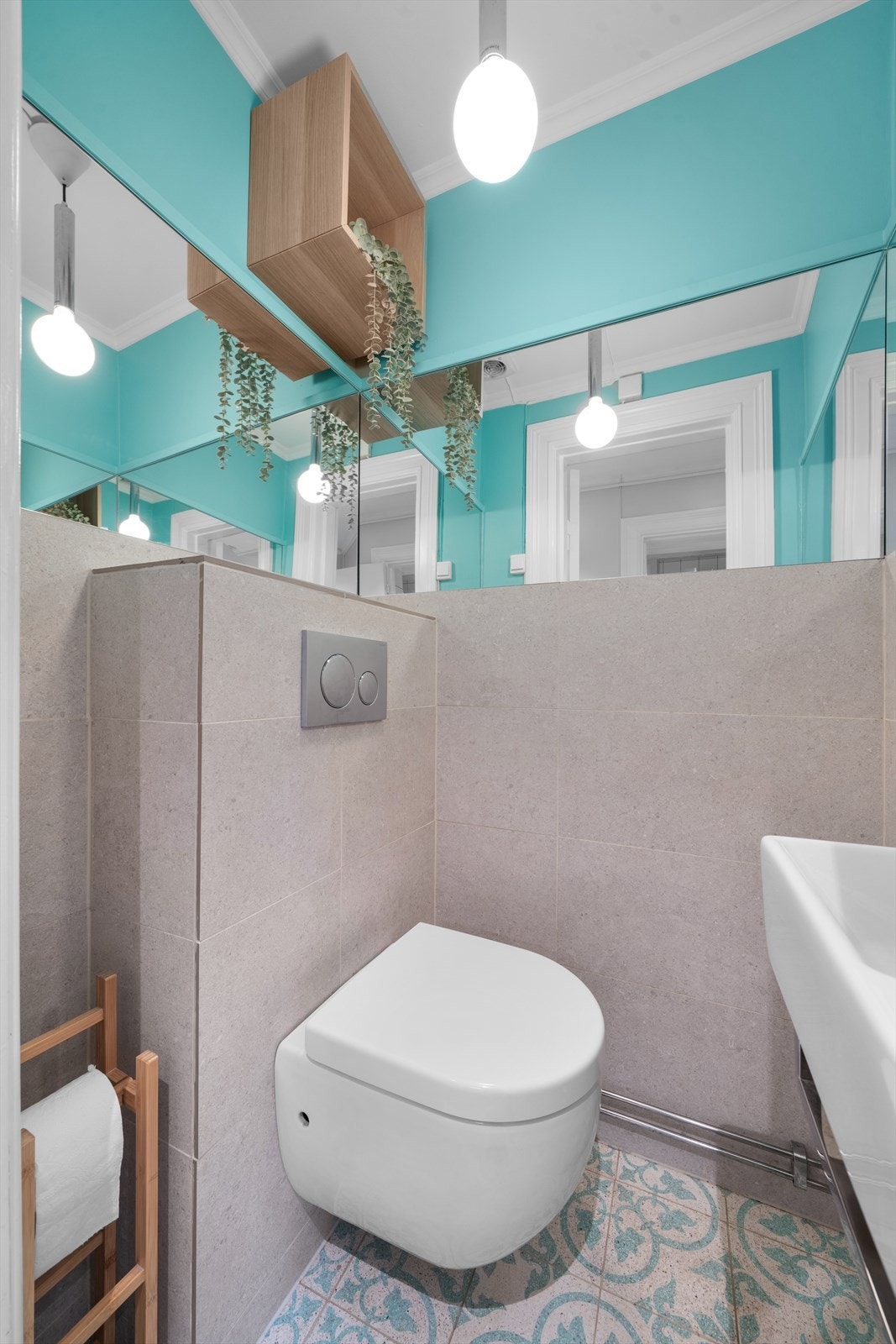 Praktisk separat toalettrom, pusset opp i 2018 med flislagt gulv og varmekabler. Kombinasjon av dels malte og dels flislagte vegger. Galleribilde