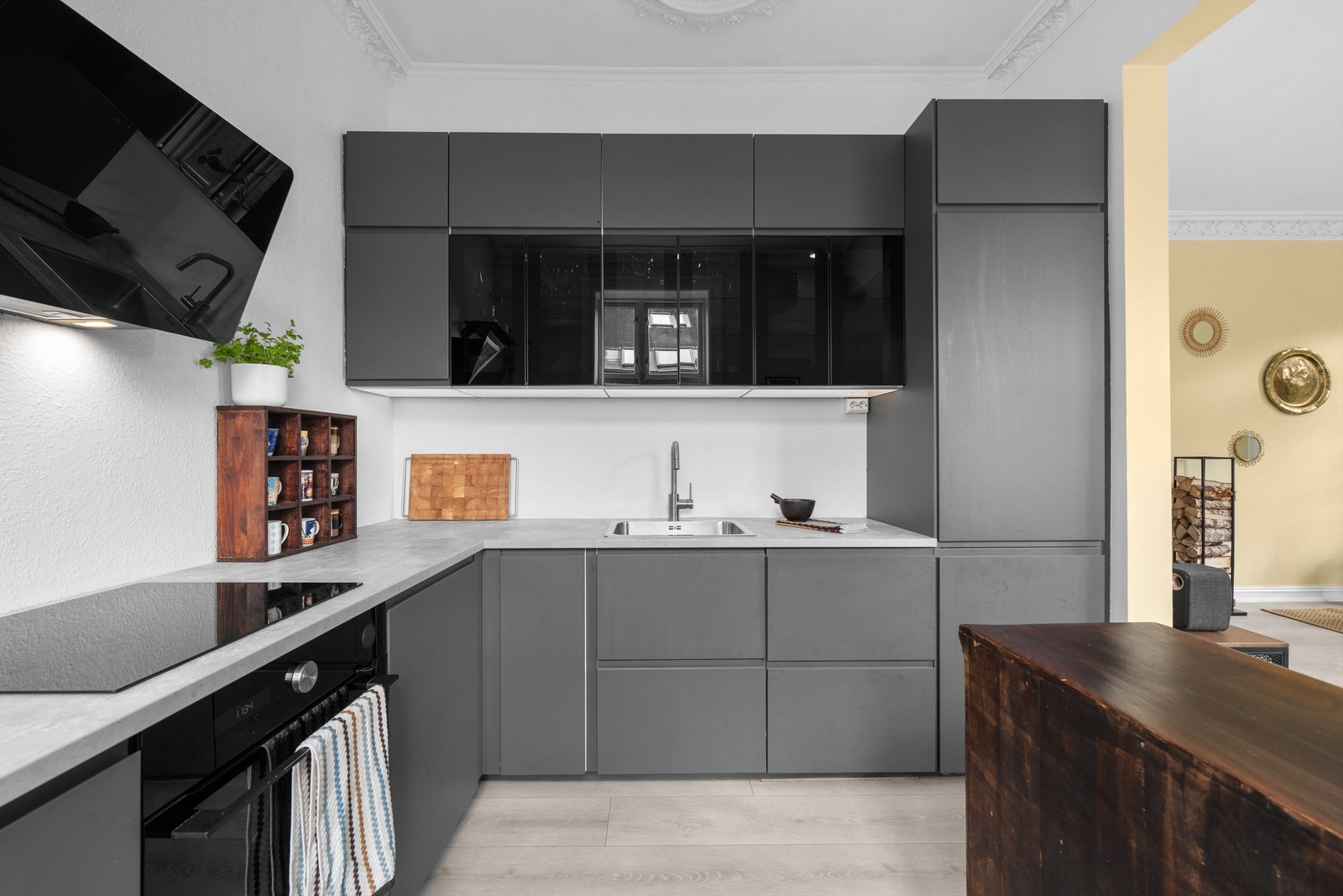 Åpen kjøkkenløsning mot stuen som setter et sosialt preg på leiligheten. Et veldisponert kjøkken med rikelig med skap- og benkeplass. Galleribilde