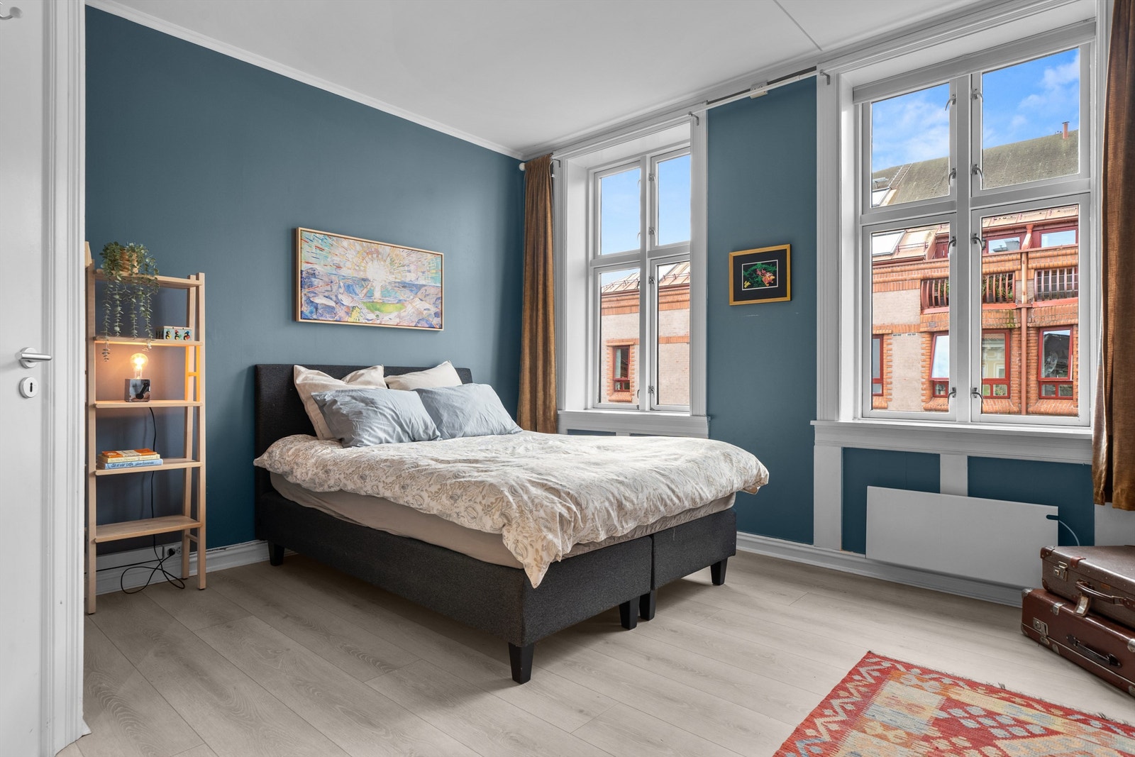 Hovedsoverommet er svært romslig med god plass til dobbeltseng, kontorhjørne, samt rikelig med skapplass. Galleribilde