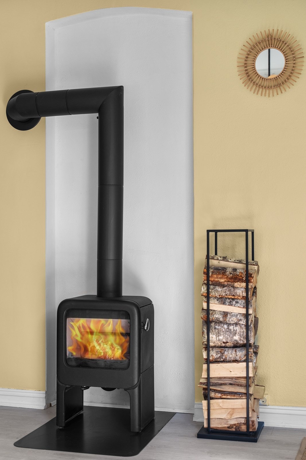 Koselig vedpeis i stuen som varmer godt på lune vinterkvelder. Galleribilde