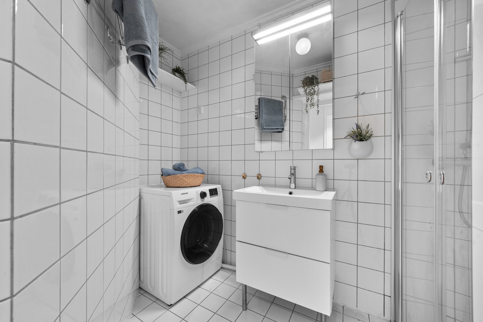 Pent flislagt baderom med varmekabler og flislagte vegger, samt våtromspanel i dusjnisje. Galleribilde